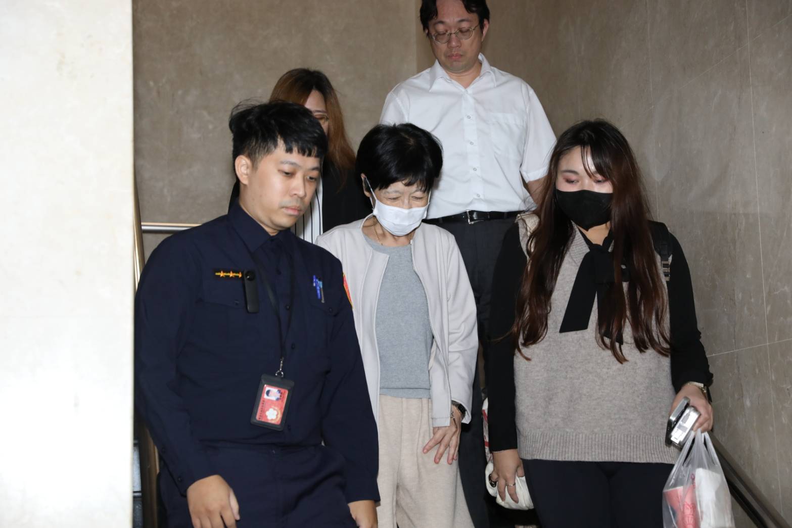 柯文哲妻子陳佩琪三度以證人身分被約談，今晚結束複訊離開北檢。