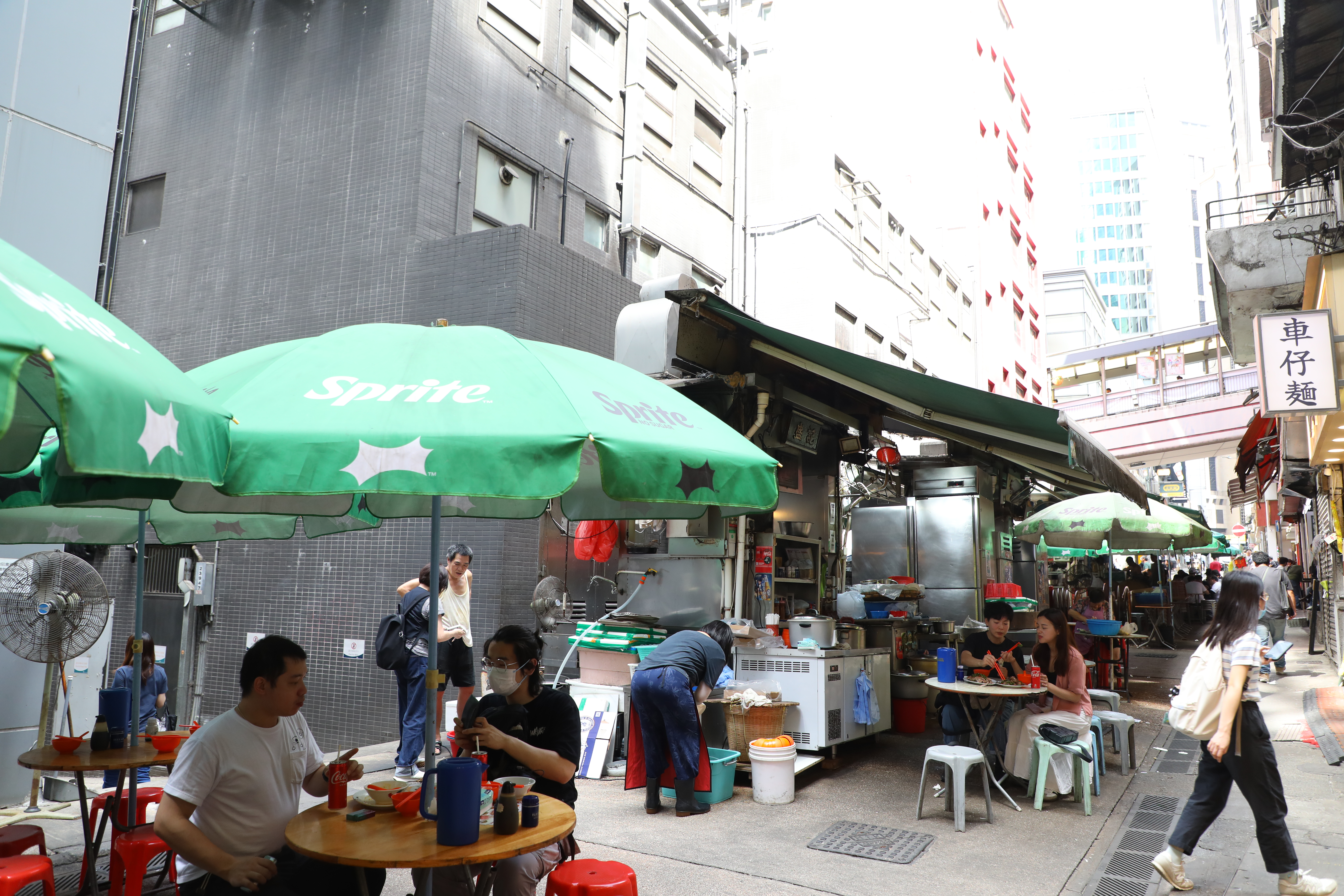 「盛記」是中環的老字號大排檔，曾被美食家蔡瀾認證為香港最好餐廳之一。