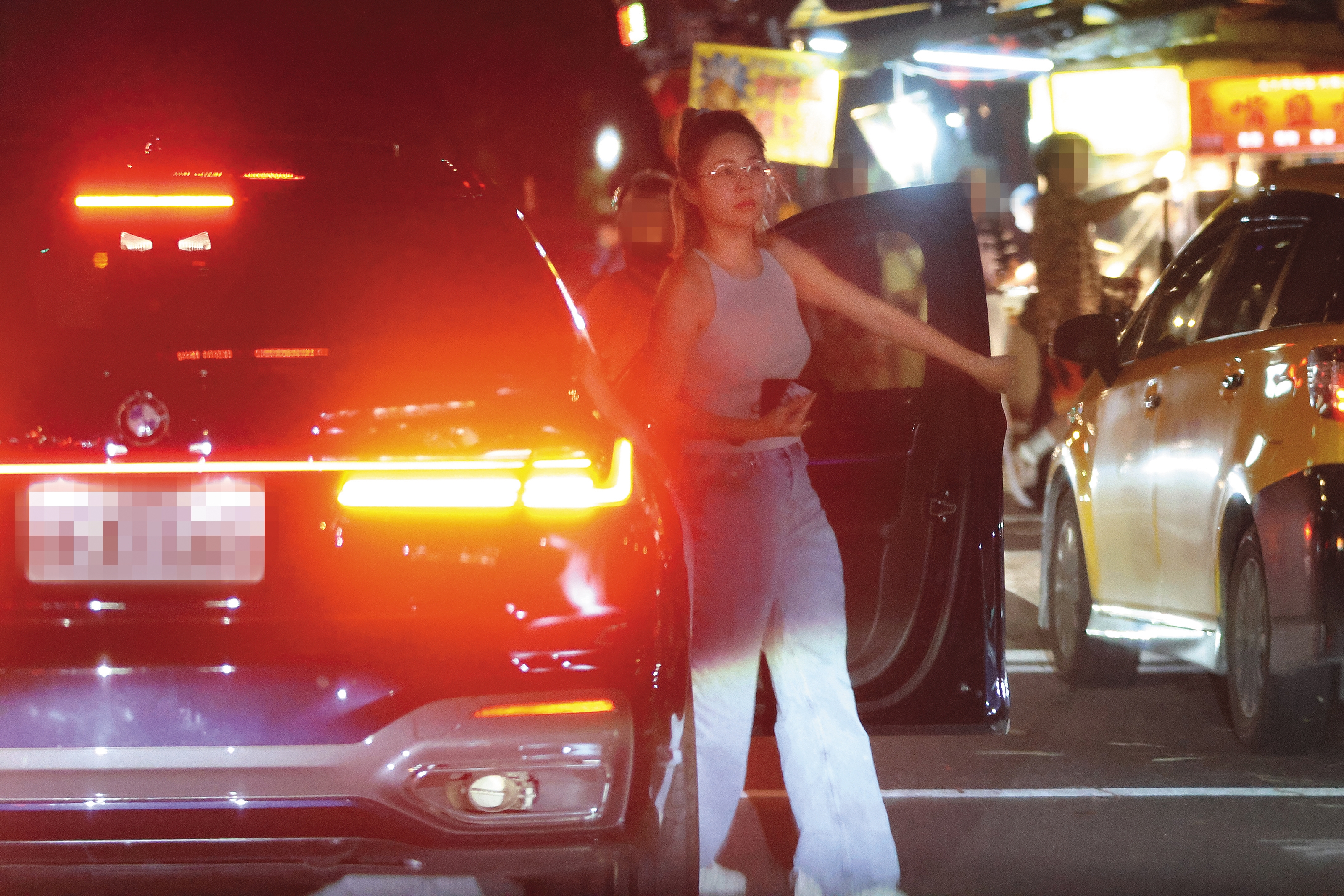 徐瑋吟與男子同車一路開往士林,途中她頻繁下車採買。