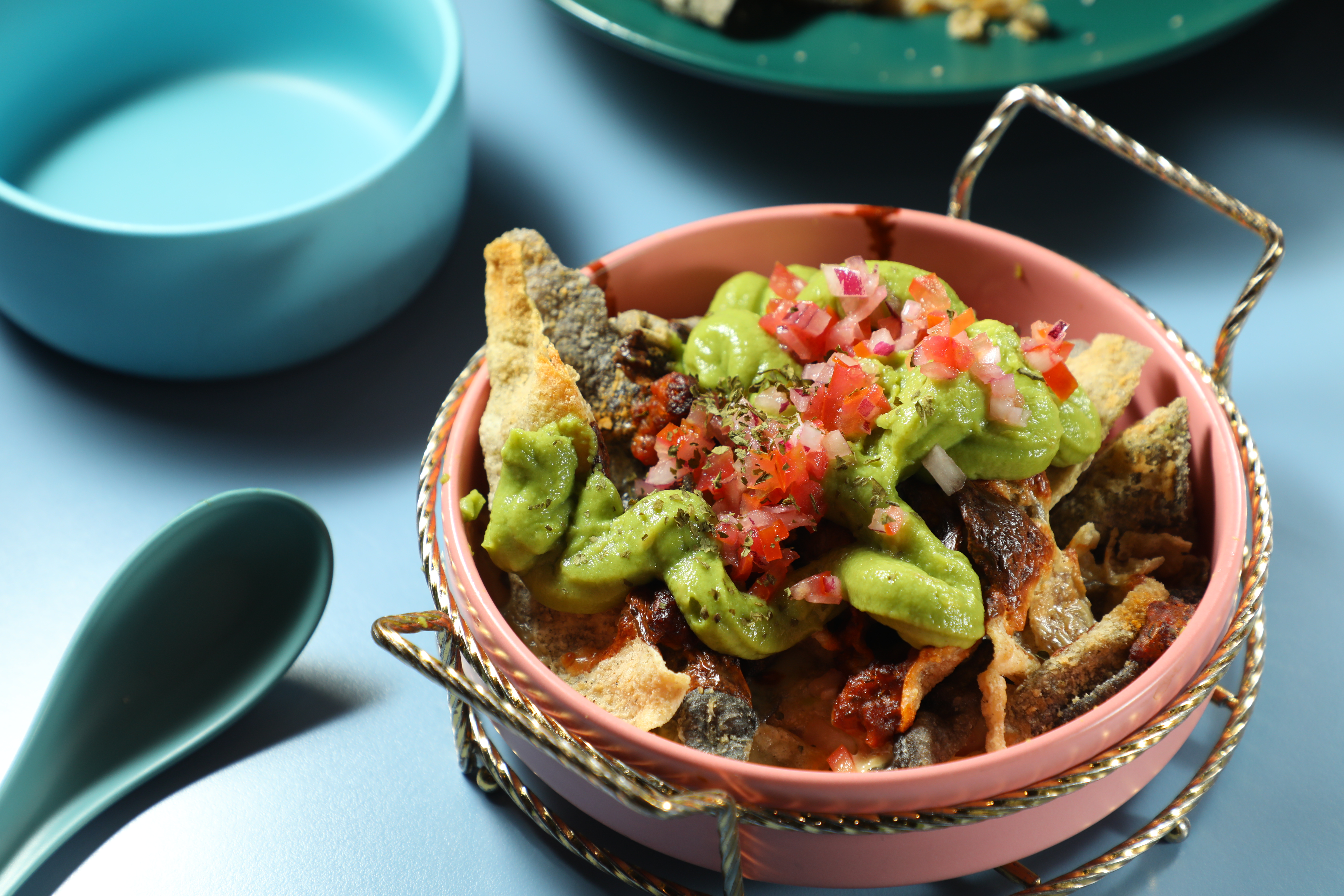 「扮墨西哥魚皮」的酪梨番茄莎莎醬，清爽提味，是點睛之筆。（港幣35元／份）