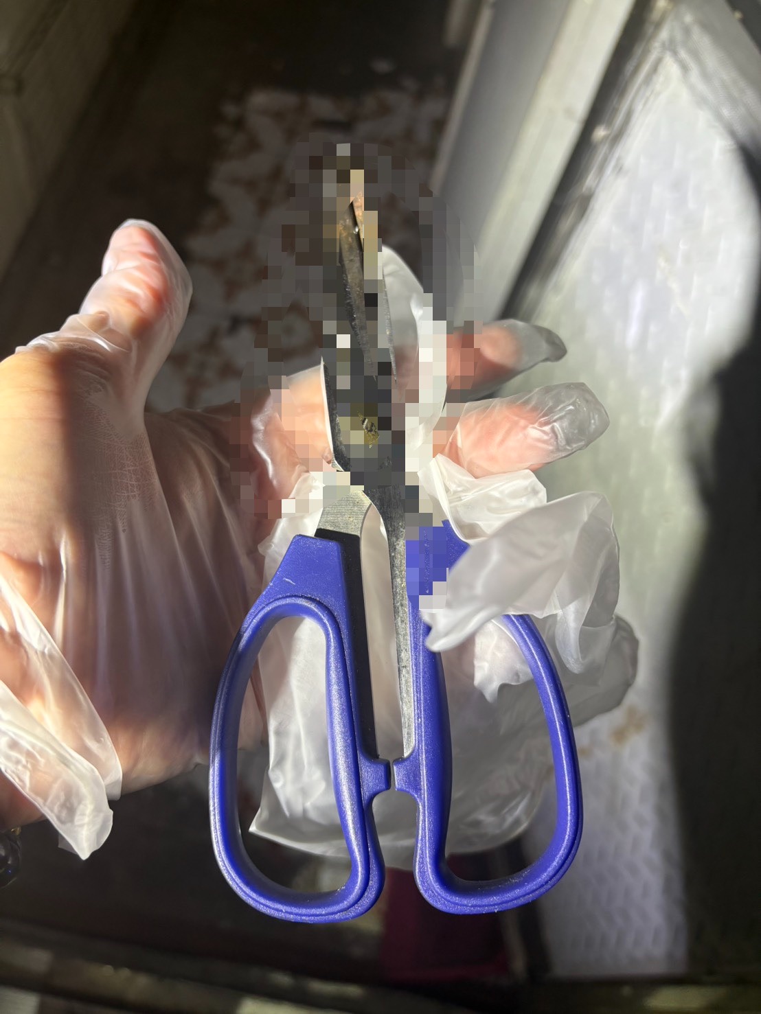 警方查扣劉女行凶的剪刀。翻攝畫面