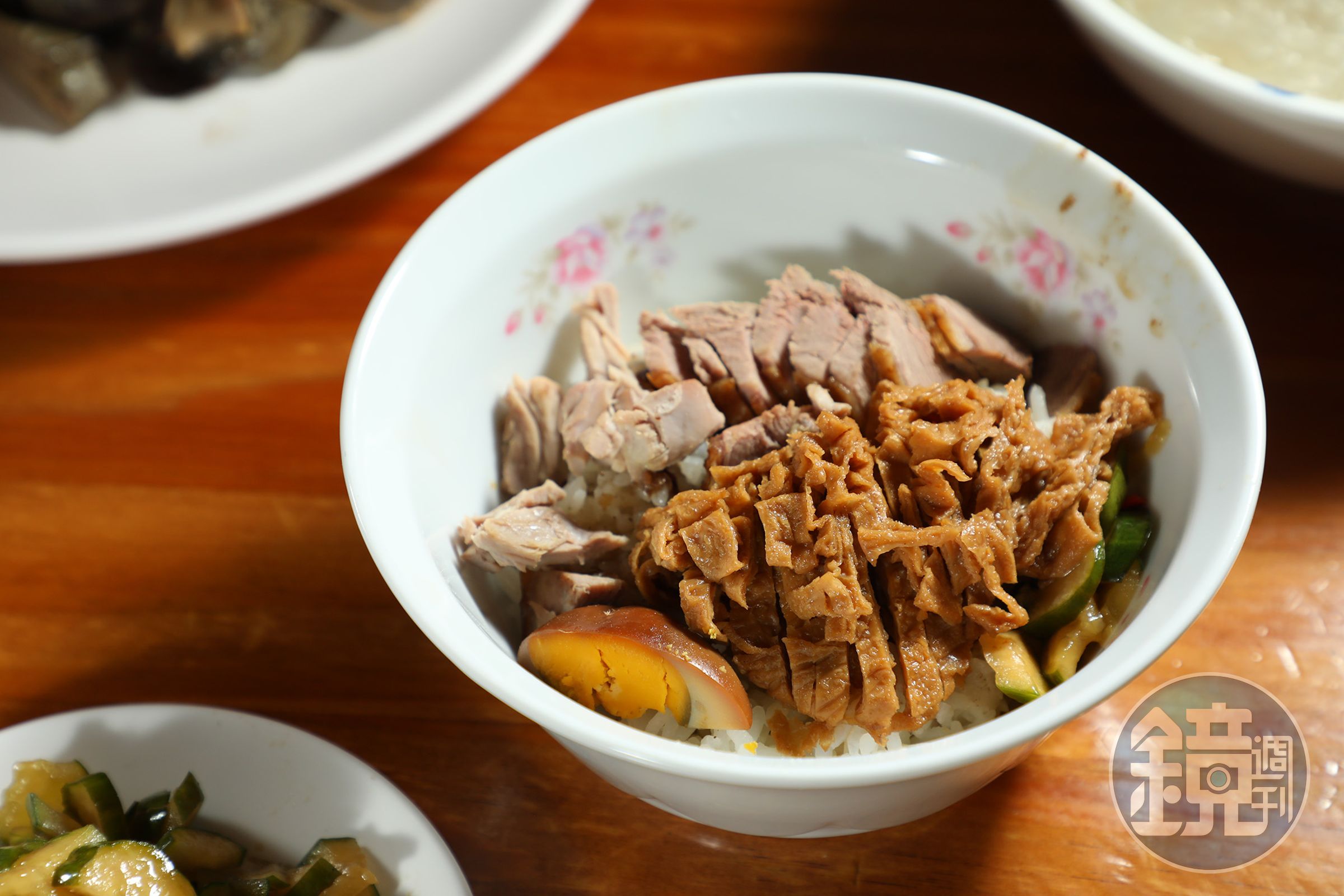 「鴨肉飯」的靈魂是放進特製滷汁慢火入味的鴨肉，最後還會以糖燻上色。（60元／碗）