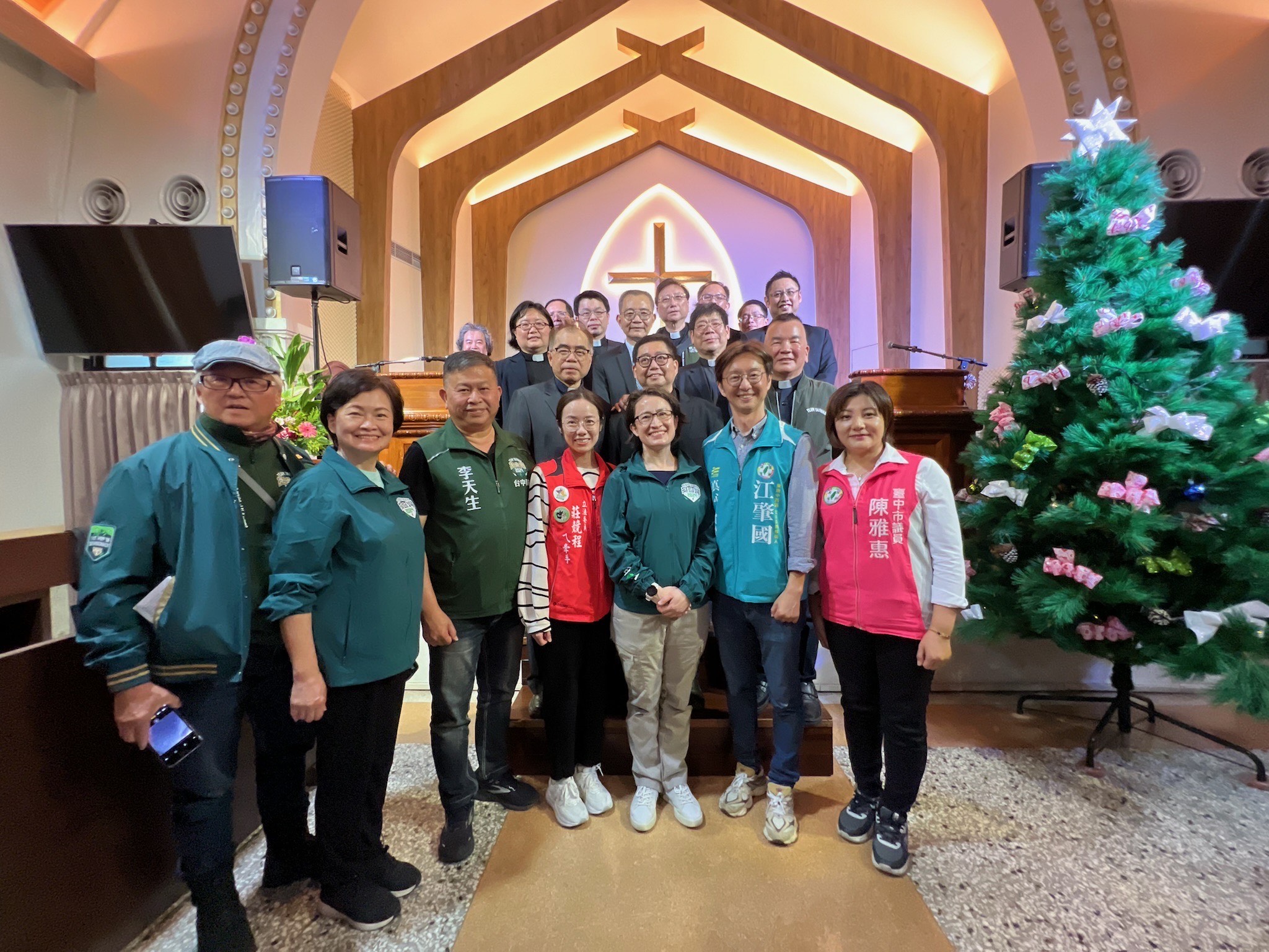 蕭美琴今日參訪教會替立法委員參選人江肇國輔選。（江肇國服務處提供）