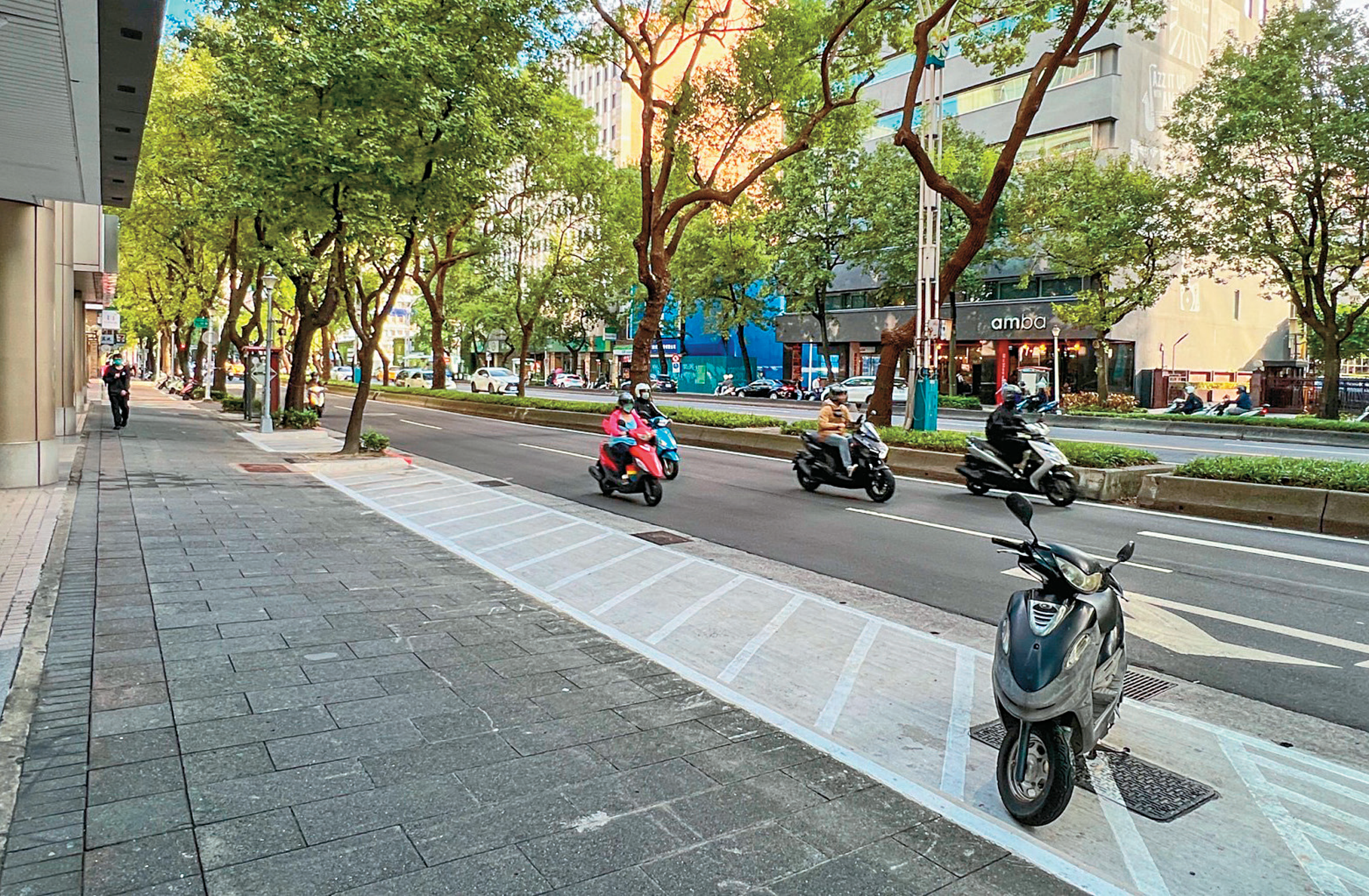 挖設機車停車彎,讓機車退出人行道,還給行人安全舒適的步行空間。
