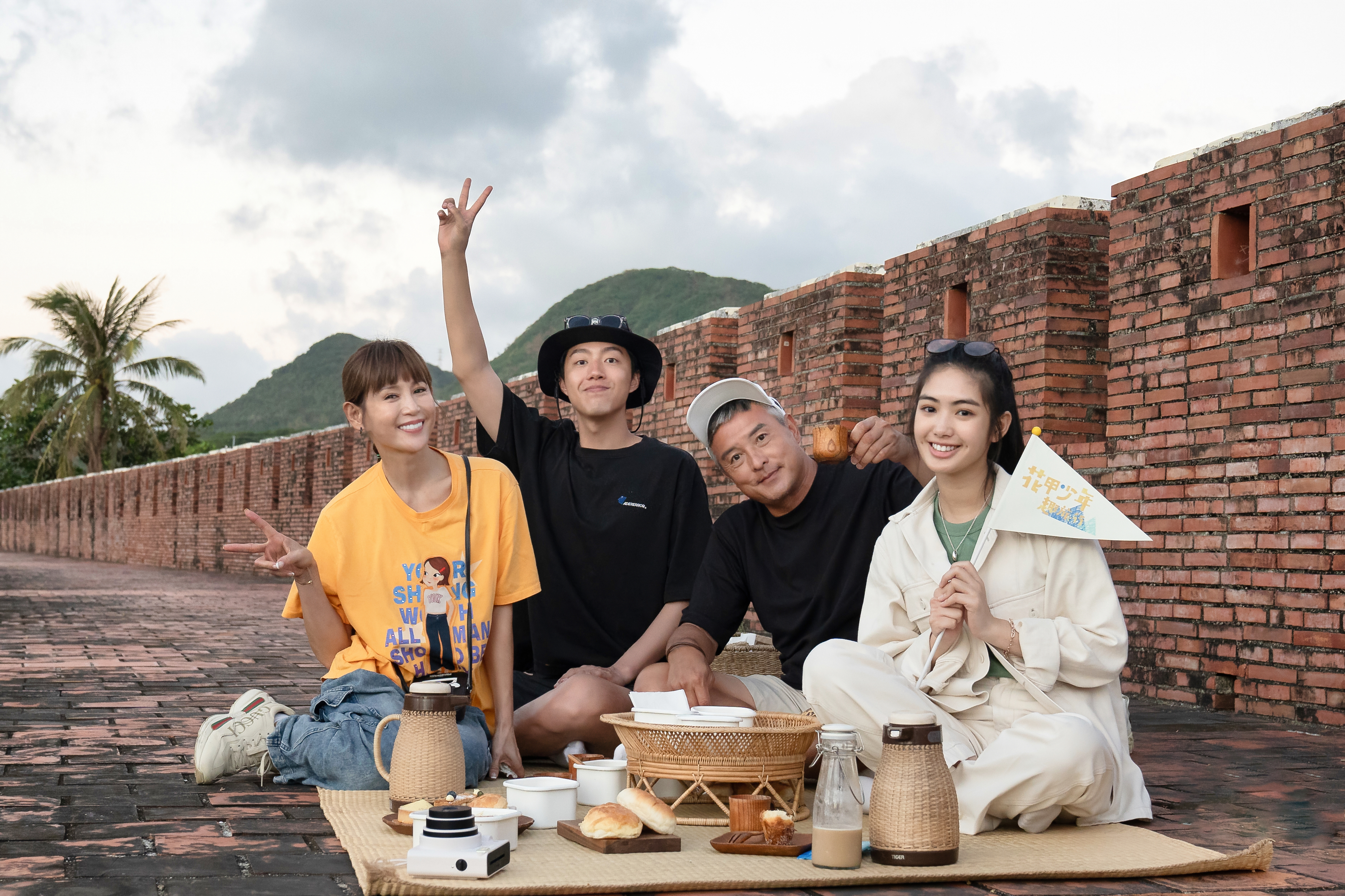 鄭仲茵（左起）、蔡凡熙、李銘順、雷嘉汭在墾丁錄影。