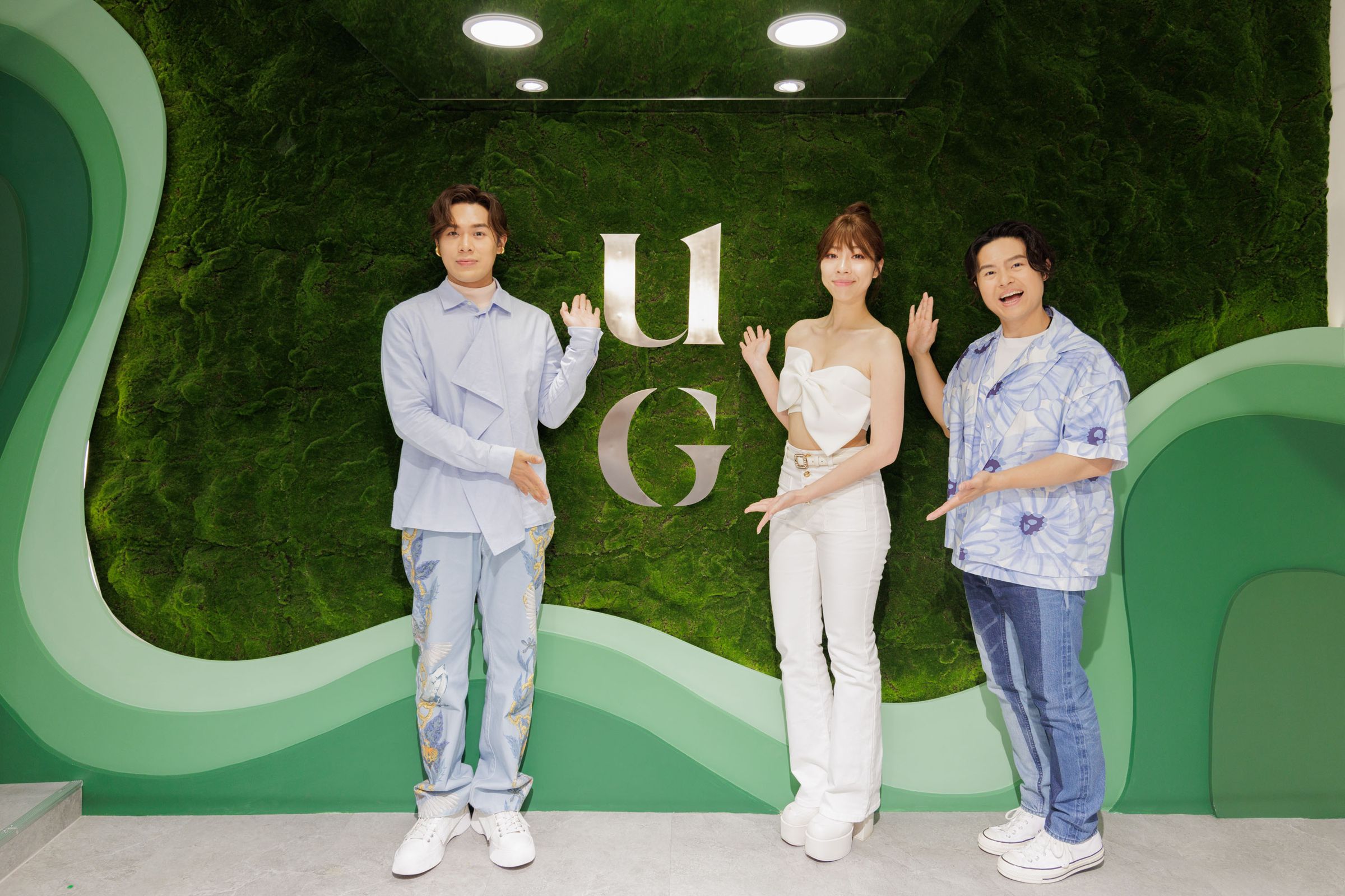 告五人與聯發國際董事長鄭凱隆合照。(UG樂己提供)