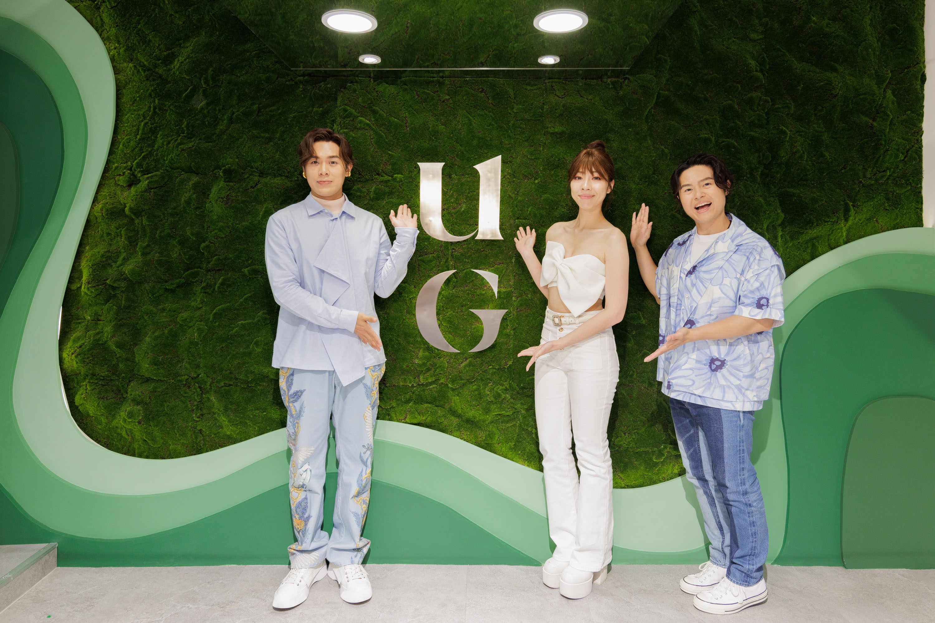 告五人與聯發國際董事長鄭凱隆合照。（UG樂己提供）