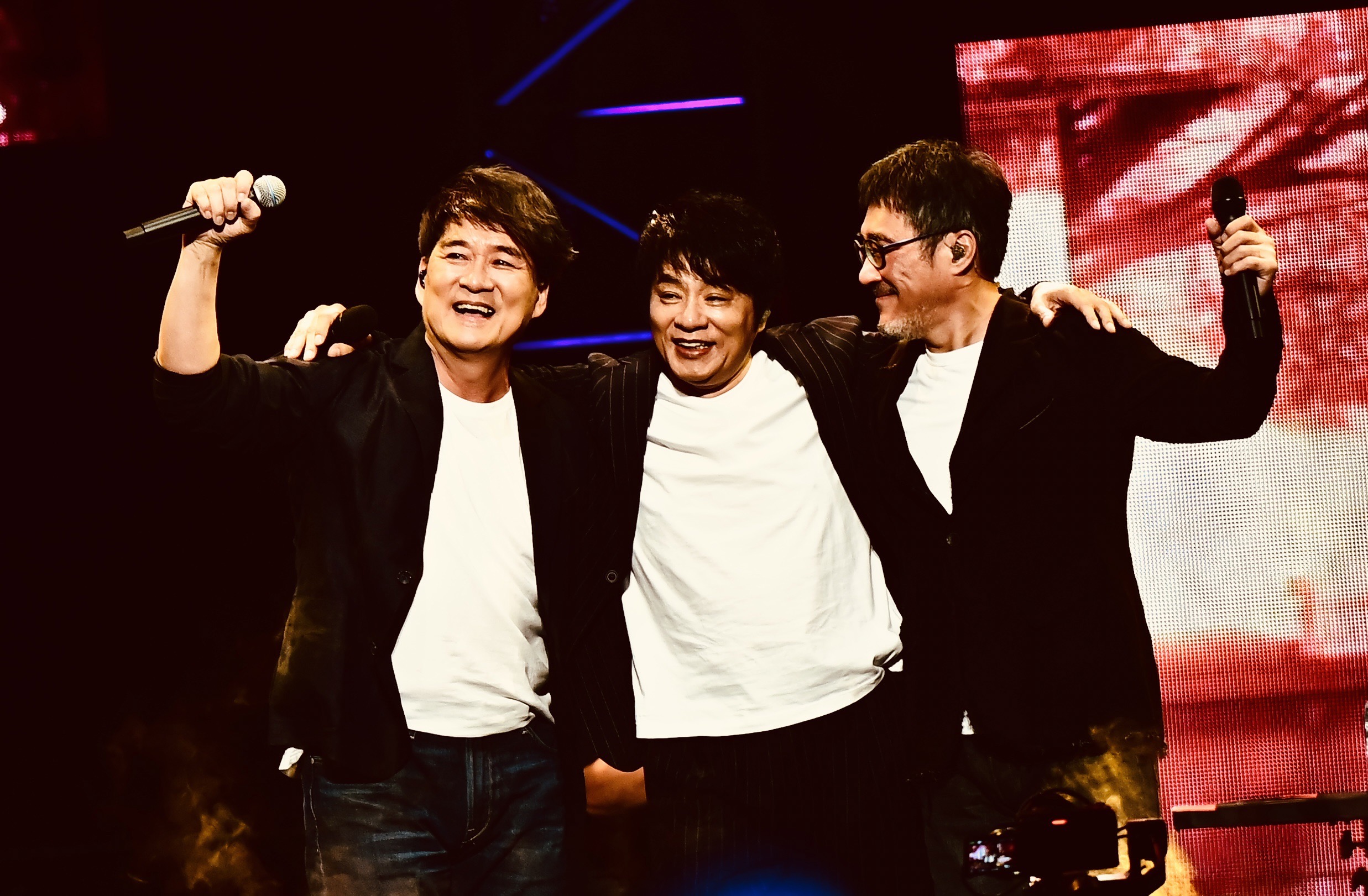 李宗盛在日本武道場開唱，〈讓我歡喜讓我憂〉原唱周華健（左）、作曲者飛鳥涼（中）與作詞的他三人一同合唱。（相信音樂提供）