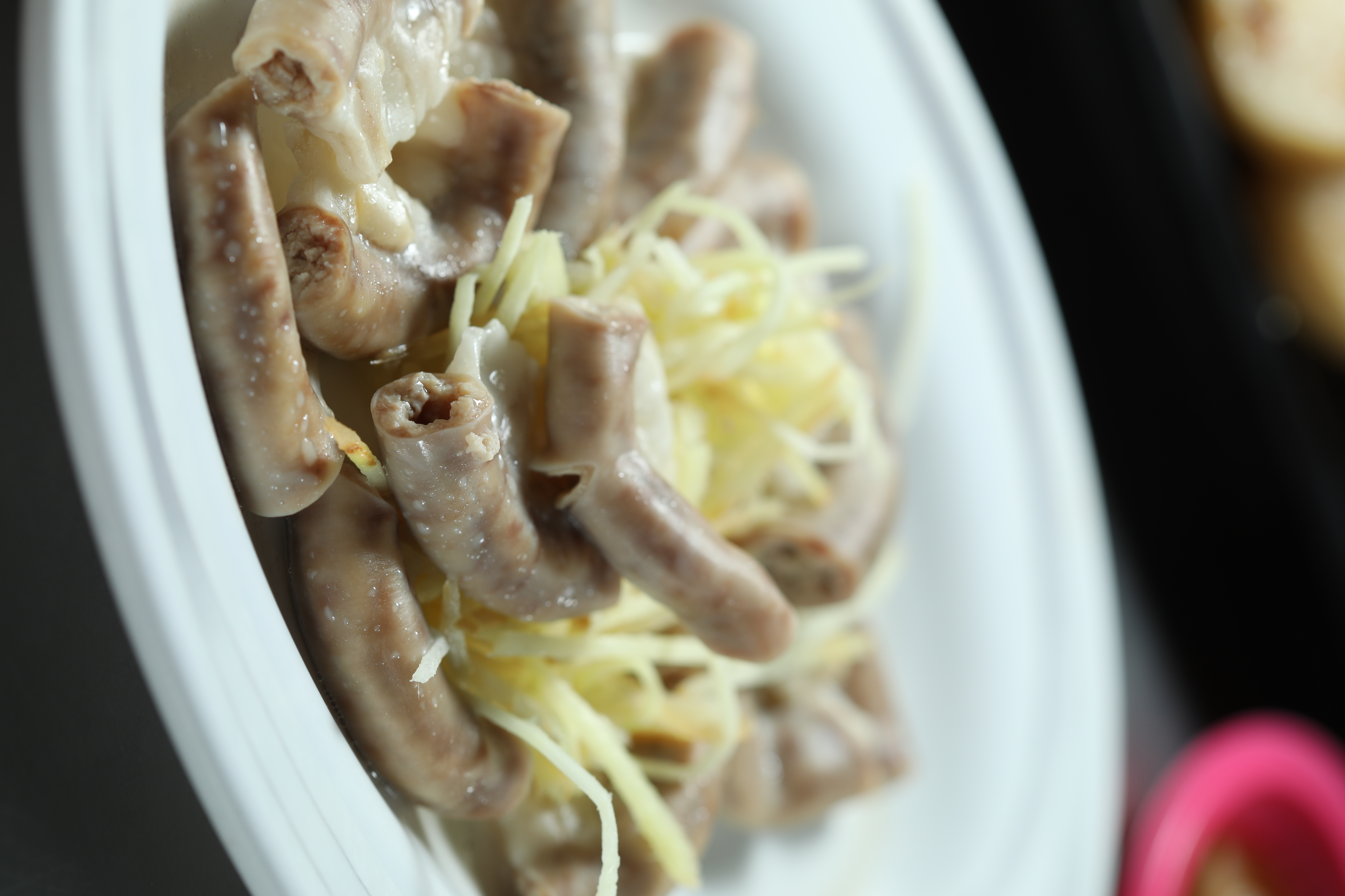 內臟處理得很乾淨，川燙得剛剛好的「粉腸」搭配豆瓣沾醬與辣醬超美味。（50元／份）