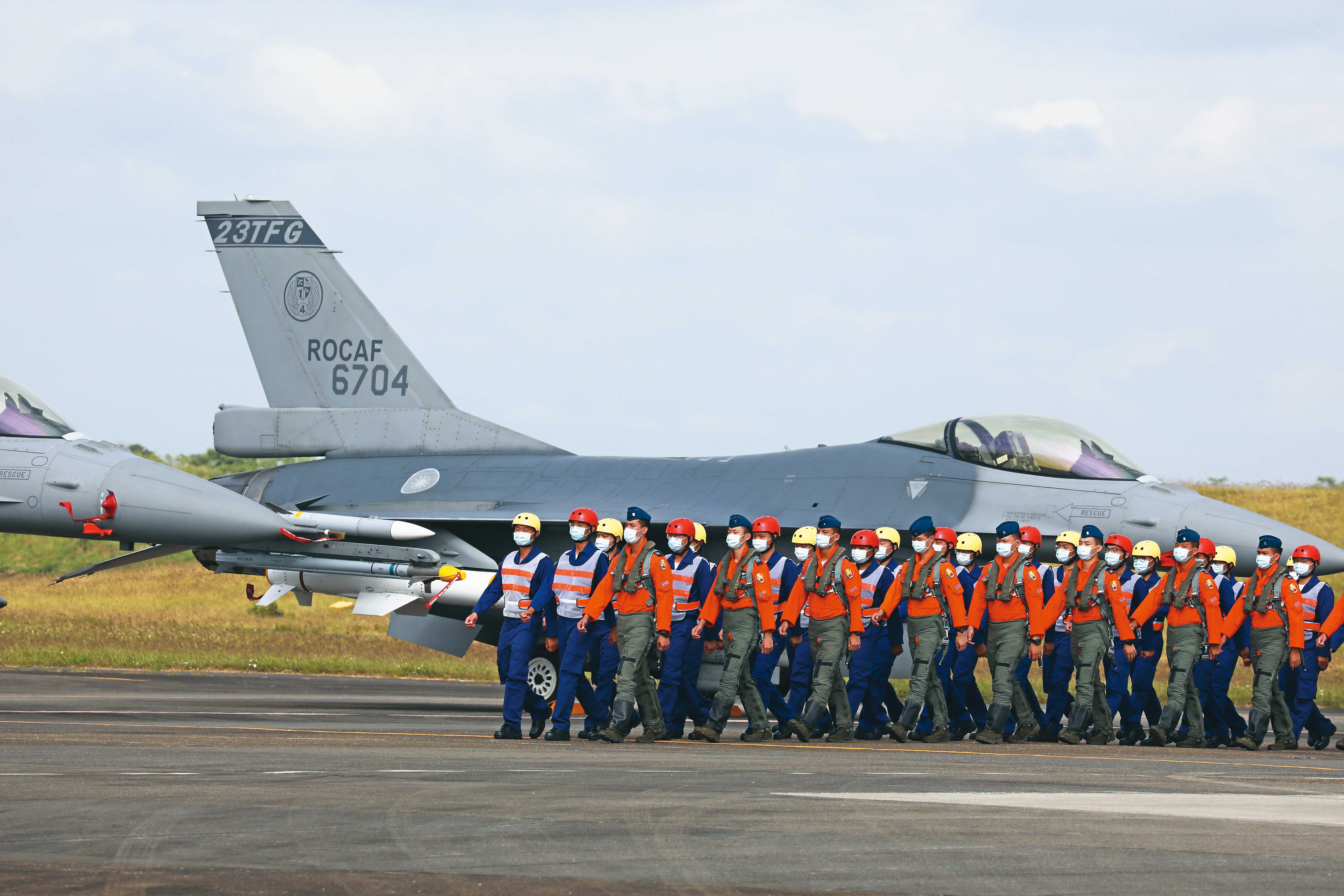 一名空軍士官被妻子抓包偷吃女同事後，竟希望妻子與小三共事一夫。圖為示意圖。