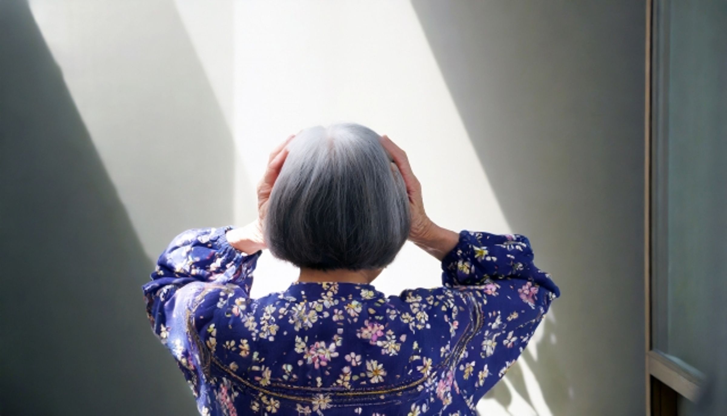 蔡姓董娘幫亡夫整理遺物才發現老公與小三同居20年,怒告小三求償2百萬。(示意圖,photoAC)