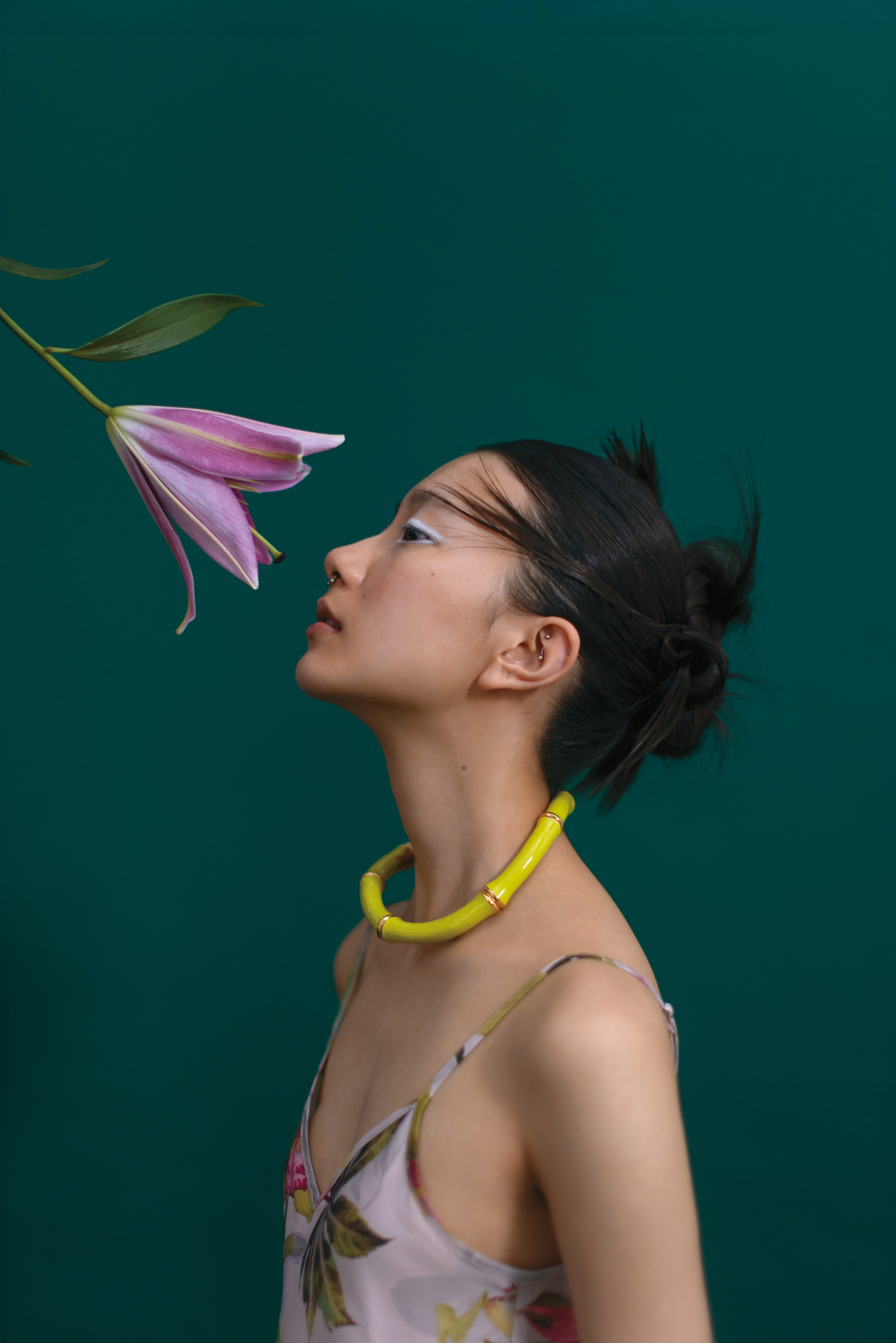 Bryony印花洋裝 NT$6,100 by AllSaints 螢光綠色竹節頸圈 價格店洽 by GUCCI