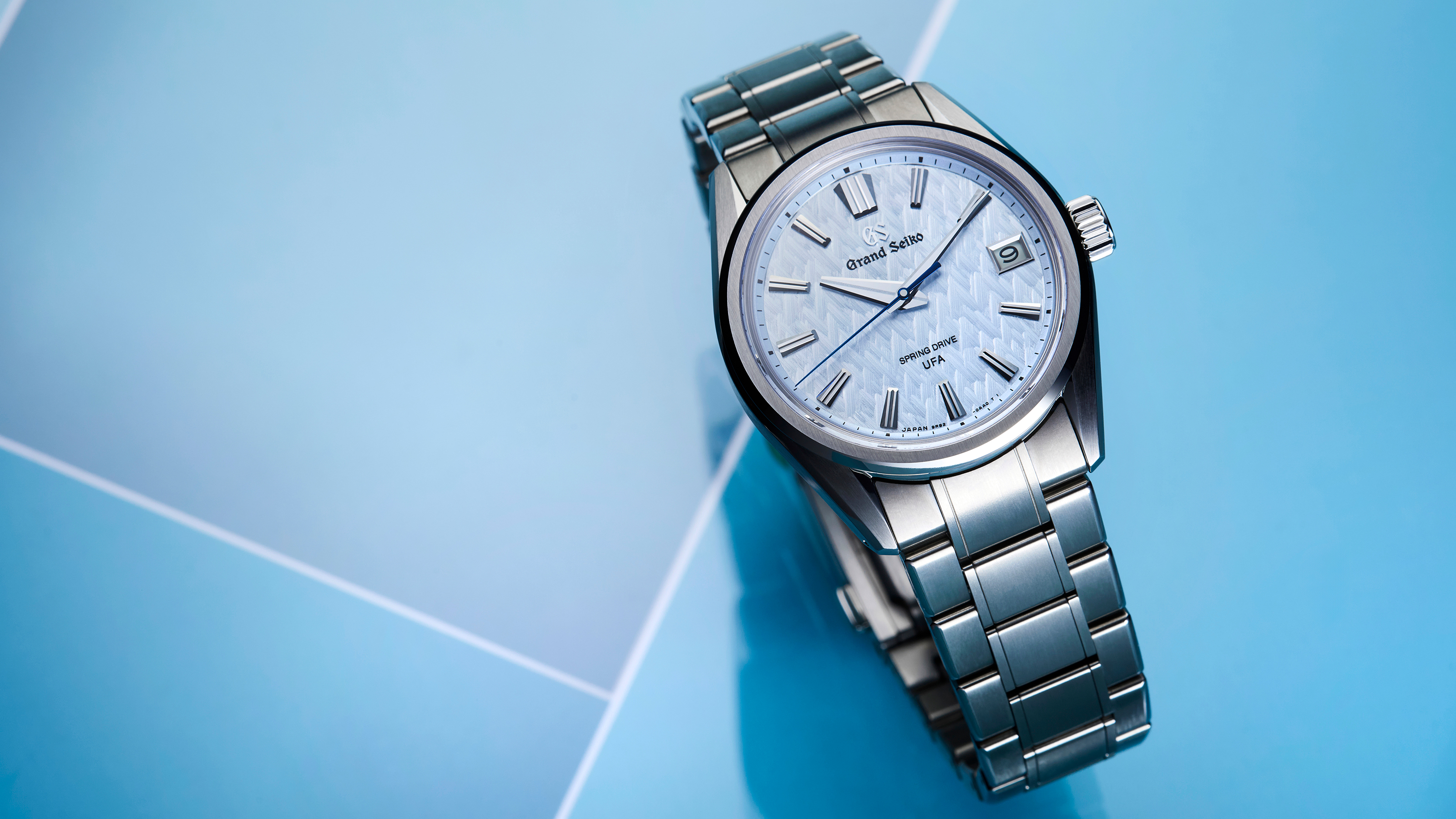 GRAND SEIKO Evolution 9 Collection SLGB003｜錶徑37mm／白鈦材質／時、分、秒、日期指示／9RB2 Spring Drive自動上鍊機芯／動力儲存約72小時／防水10大氣壓／定價NT$315,000