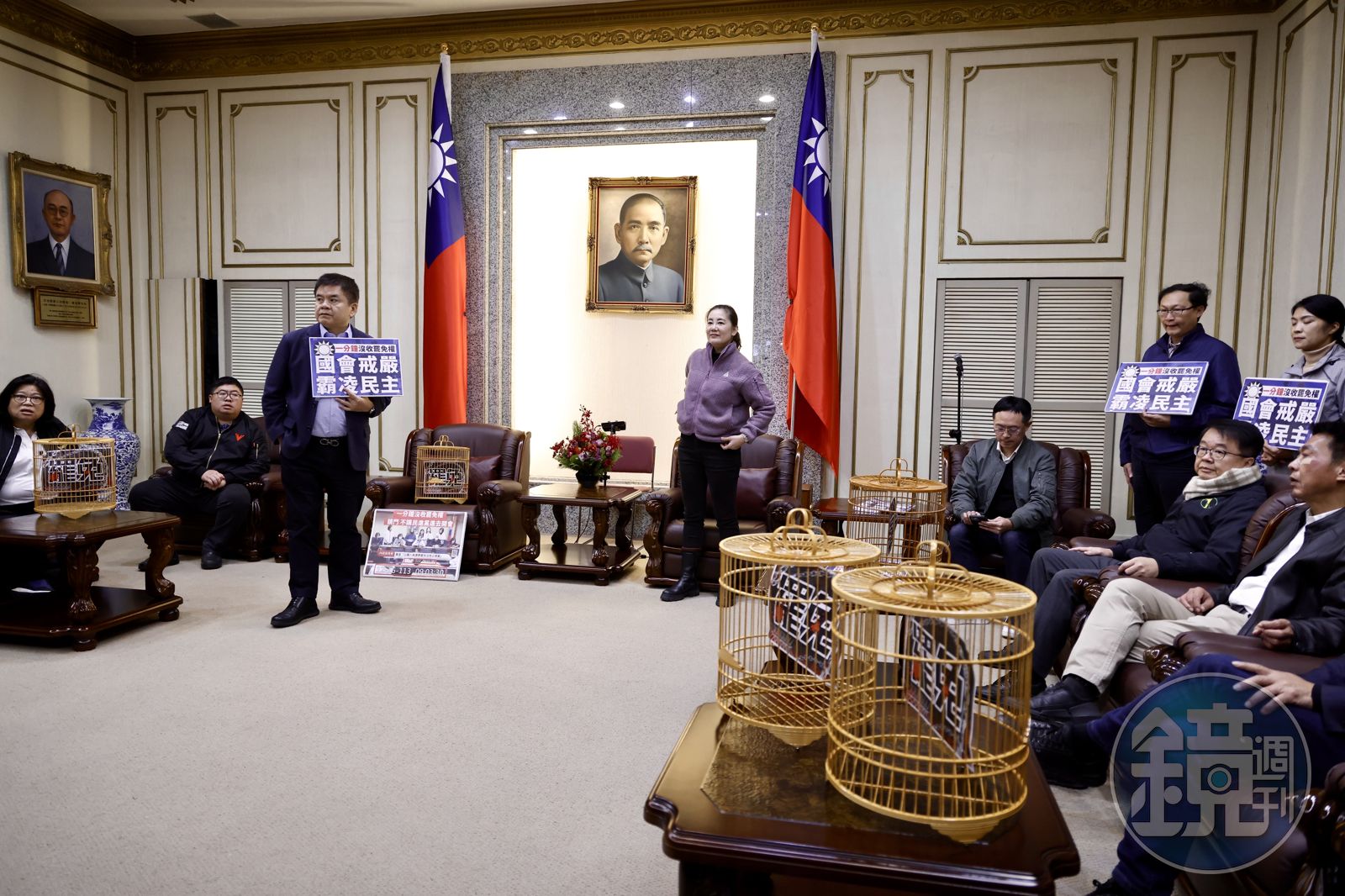 民進黨團在韓國瑜院長室苦等一個半小時仍等不到人。