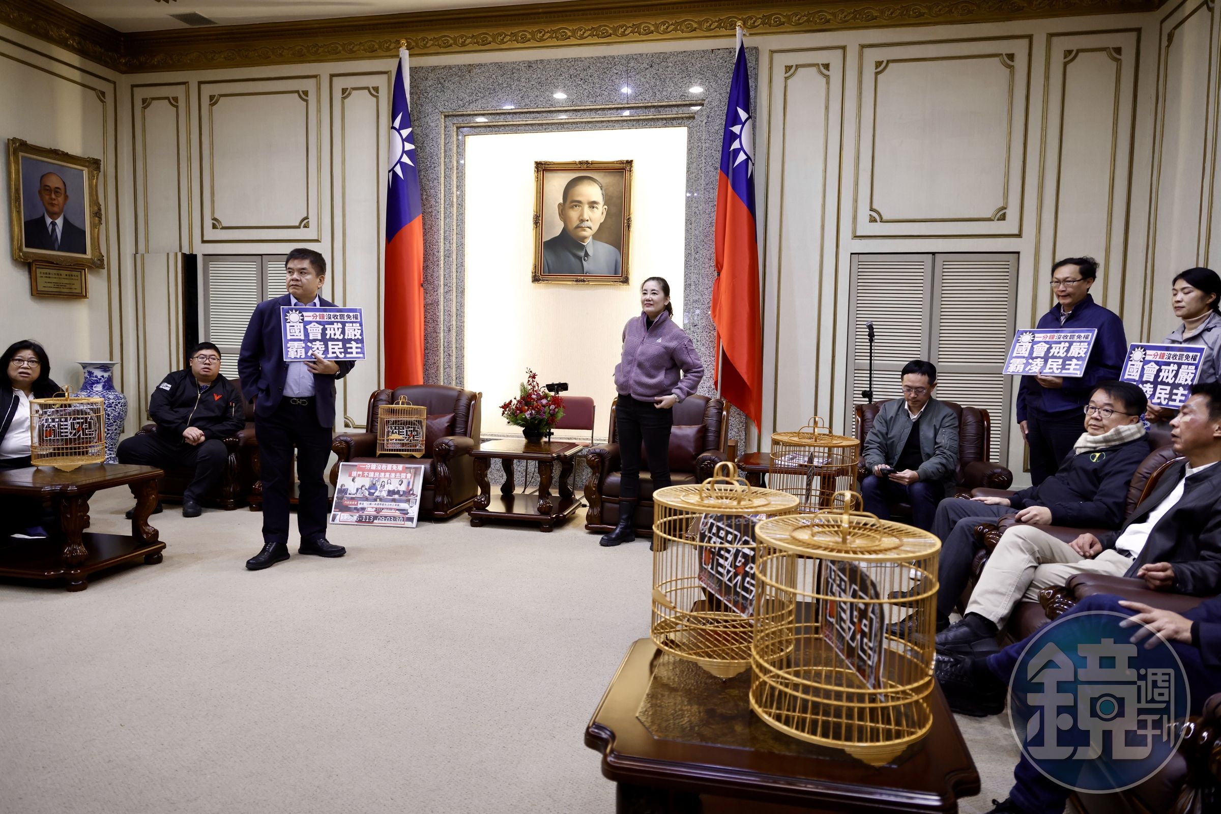 民進黨團在韓國瑜院長室苦等一個半小時仍等不到人。