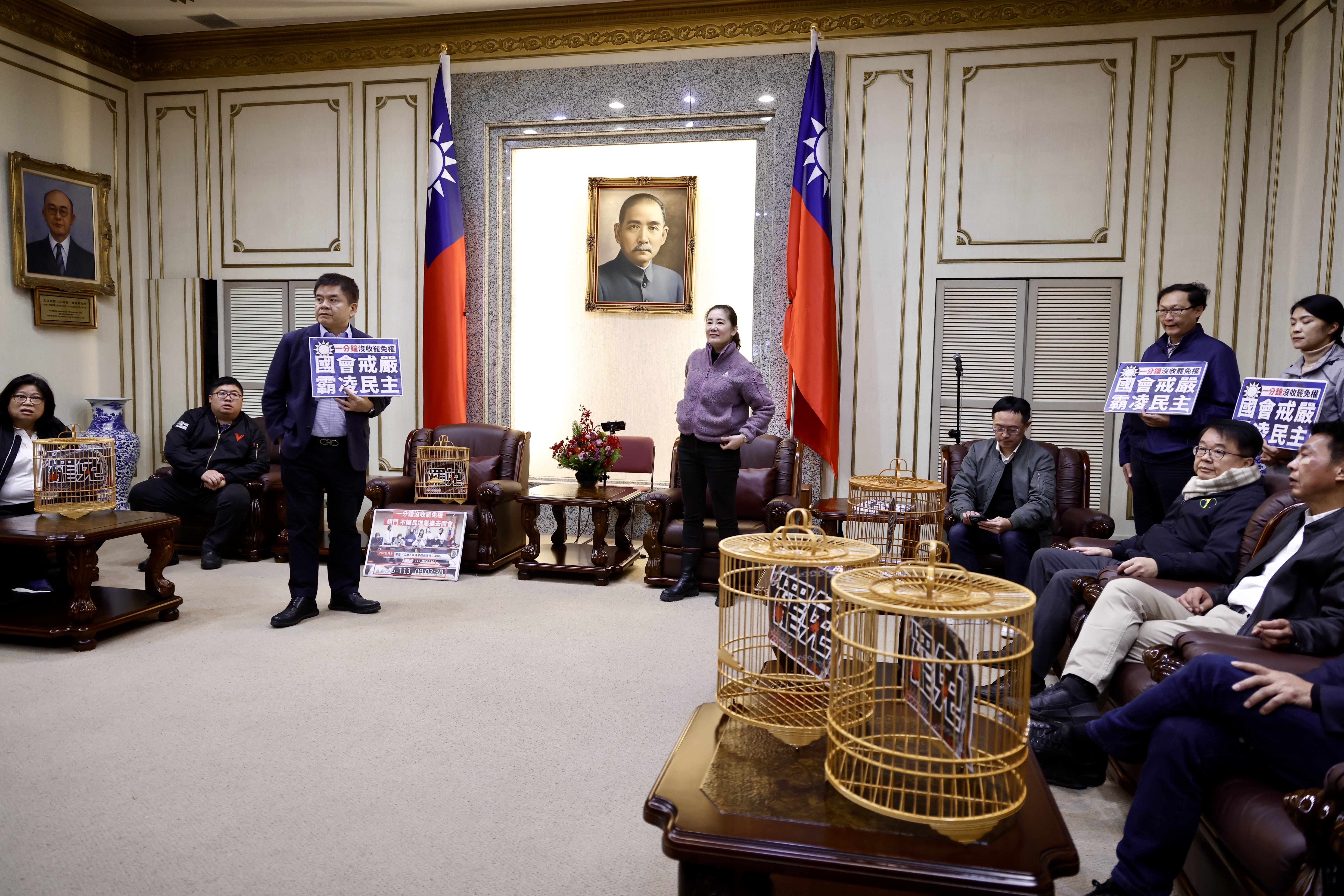 民進黨團在韓國瑜院長室苦等一個半小時仍等不到人。