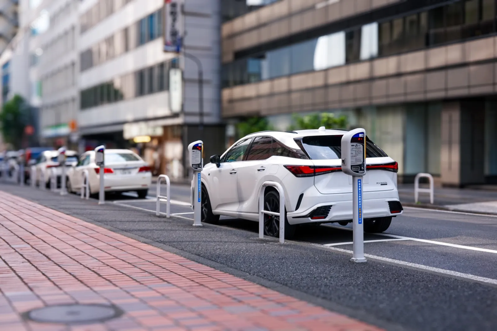 網友的朋友在住家附近停車，卻收到鄰居紙條警告該車位是他長期習慣停放的車位。（示意圖，photoAC）