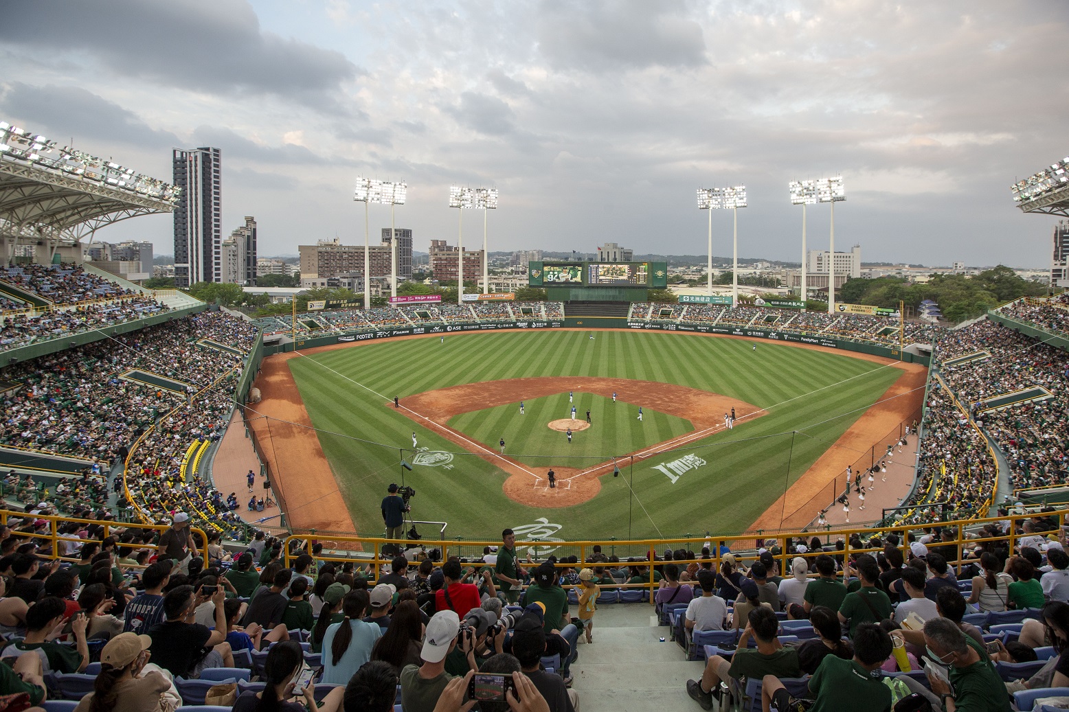 台鋼雄鷹開幕首戰熱鬧滾滾，吸引許多資深球迷和第一次看棒球賽的民眾進場觀賽。