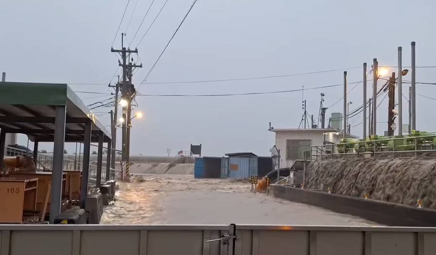 八掌溪溢堤，水不停往堤防內倒灌。（翻攝林緗亭臉書）