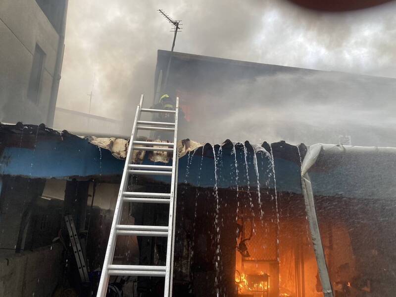 花蓮新城鄉嘉里四路二層樓透天厝下午失火,警消到場時一樓陷入火海,正向上延燒。(消防局提供)