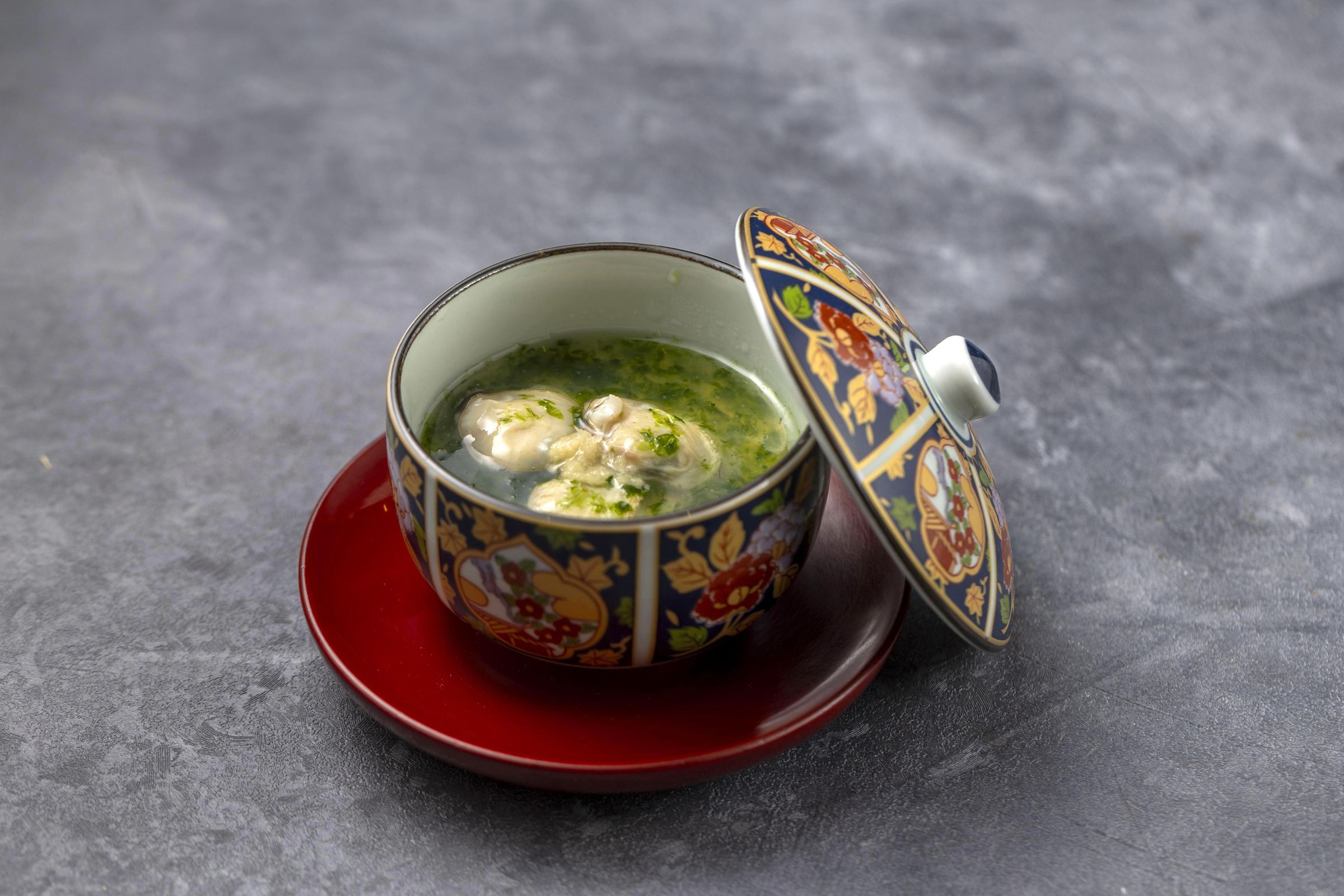 「蛤蜊茶碗蒸」飽滿蛤蜊肉配上青海菜,讓蒸蛋風味變得清鮮滑潤。