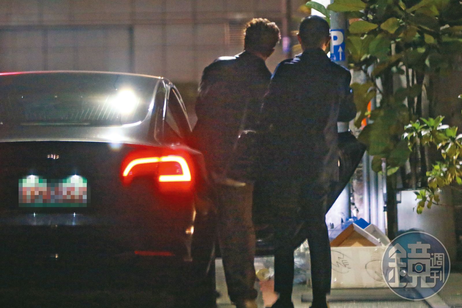 1/29 00：44 當天吃了將近4個小時，一行人準備離開，吳克群先坐上計程車
