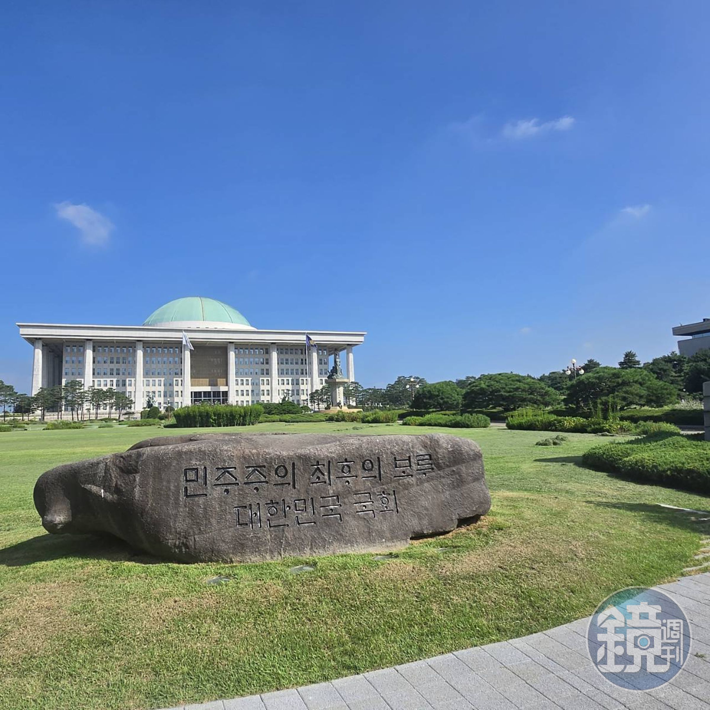 1971年，當時的韓國總統朴正熙宣布將汝矣島開發為「首都的曼哈頓」，同年國會議事堂遷至汝矣島，成為新的政治中心。