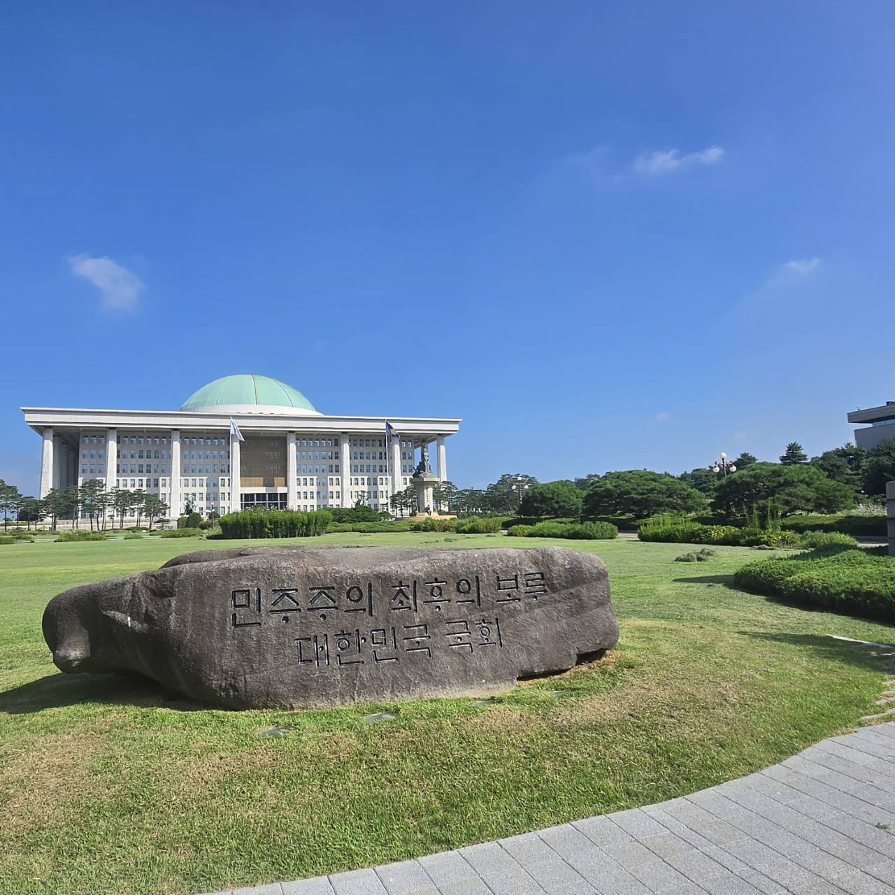 1971年,當時的韓國總統朴正熙宣布將汝矣島開發為「首都的曼哈頓」,同年國會議事堂遷至汝矣島,成為新的政治中心。