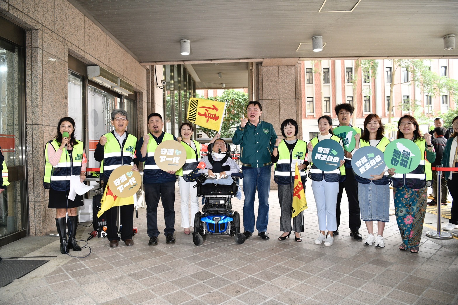 民進黨不分區立委今在祕書長許立明（右6）的帶領下赴中選會登記。
