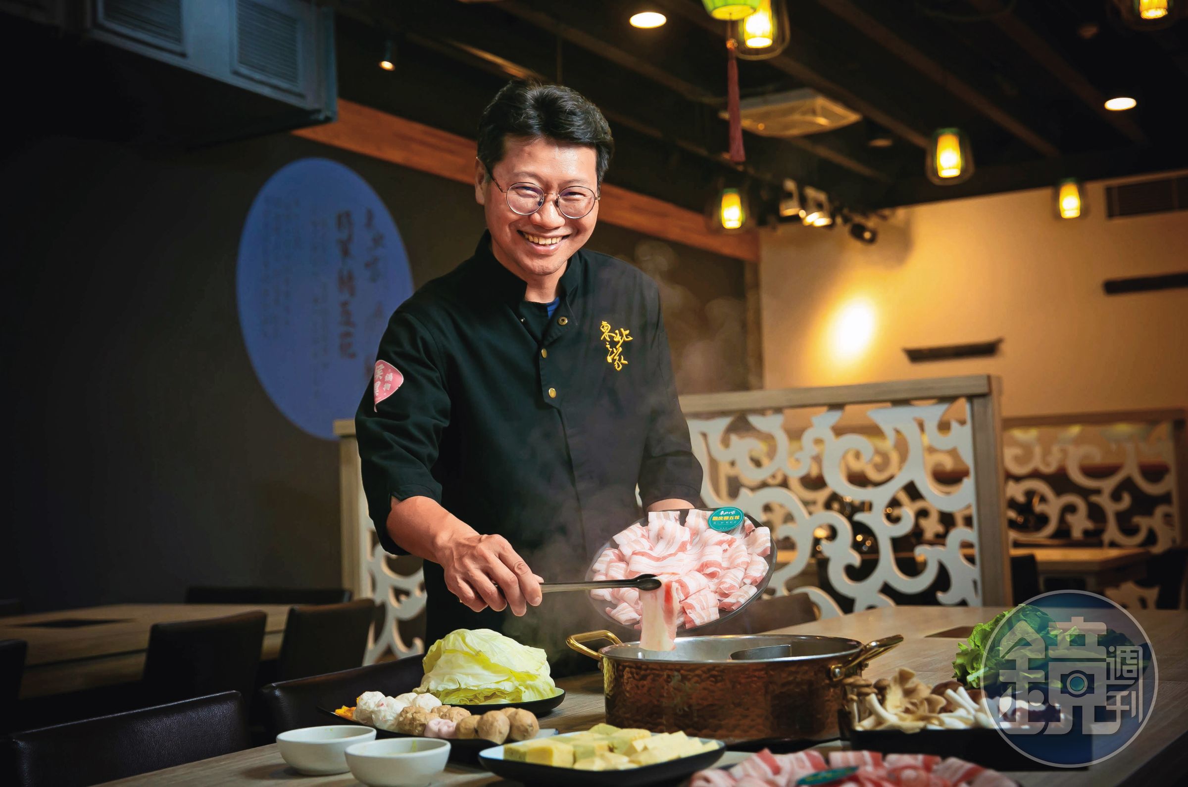 侯聯松自警界退役後轉戰企業，創立「東北之家」，全盛時期有4家店、創1.2億元年收，疫情打亂他的IPO計畫，僅剩林口店，經過2年沉潛，已重回疫情前營收榮景。