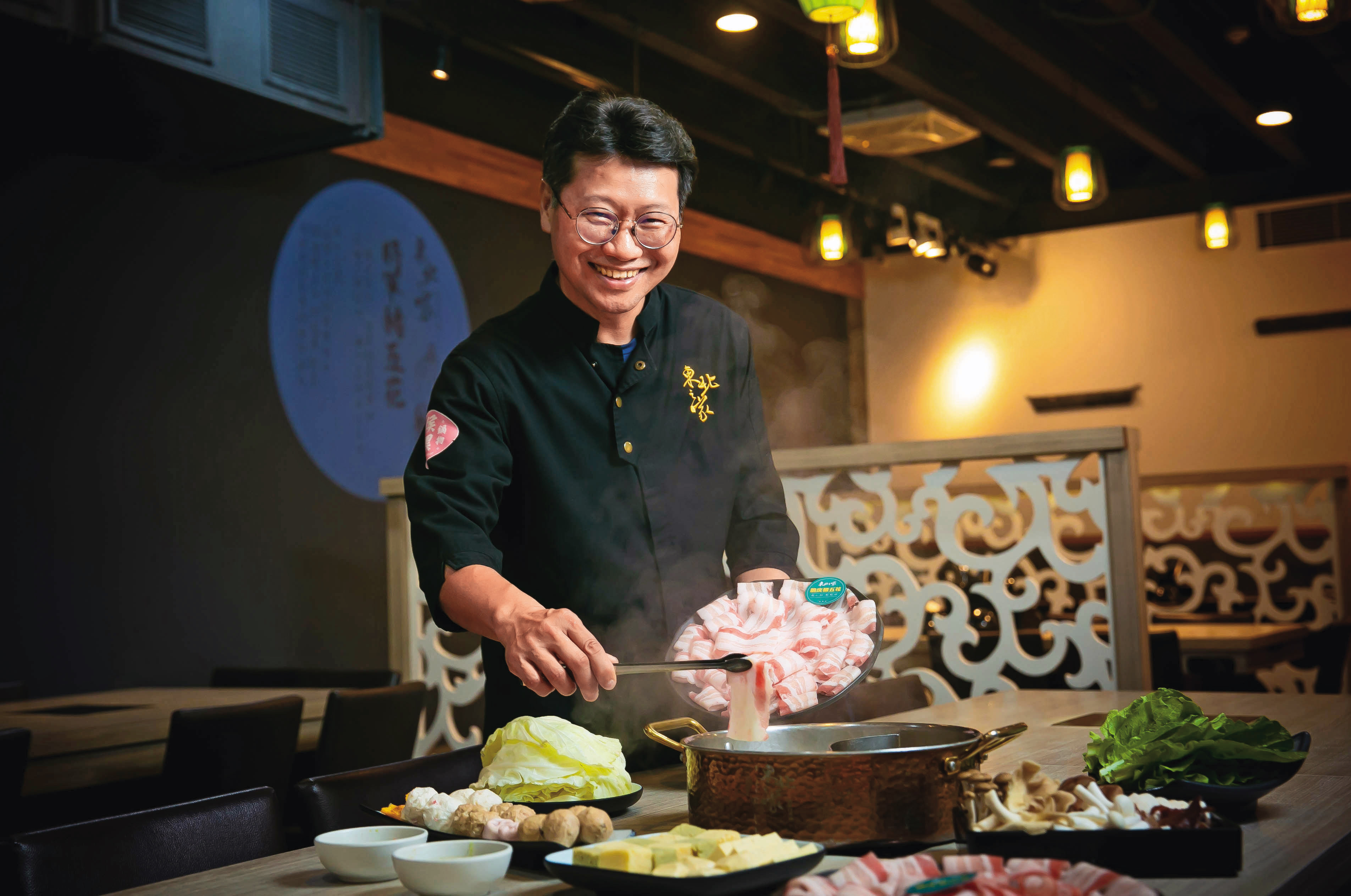 侯聯松自警界退役後轉戰企業，創立「東北之家」，全盛時期有4家店、創1.2億元年收，疫情打亂他的IPO計畫，僅剩林口店，經過2年沉潛，已重回疫情前營收榮景。