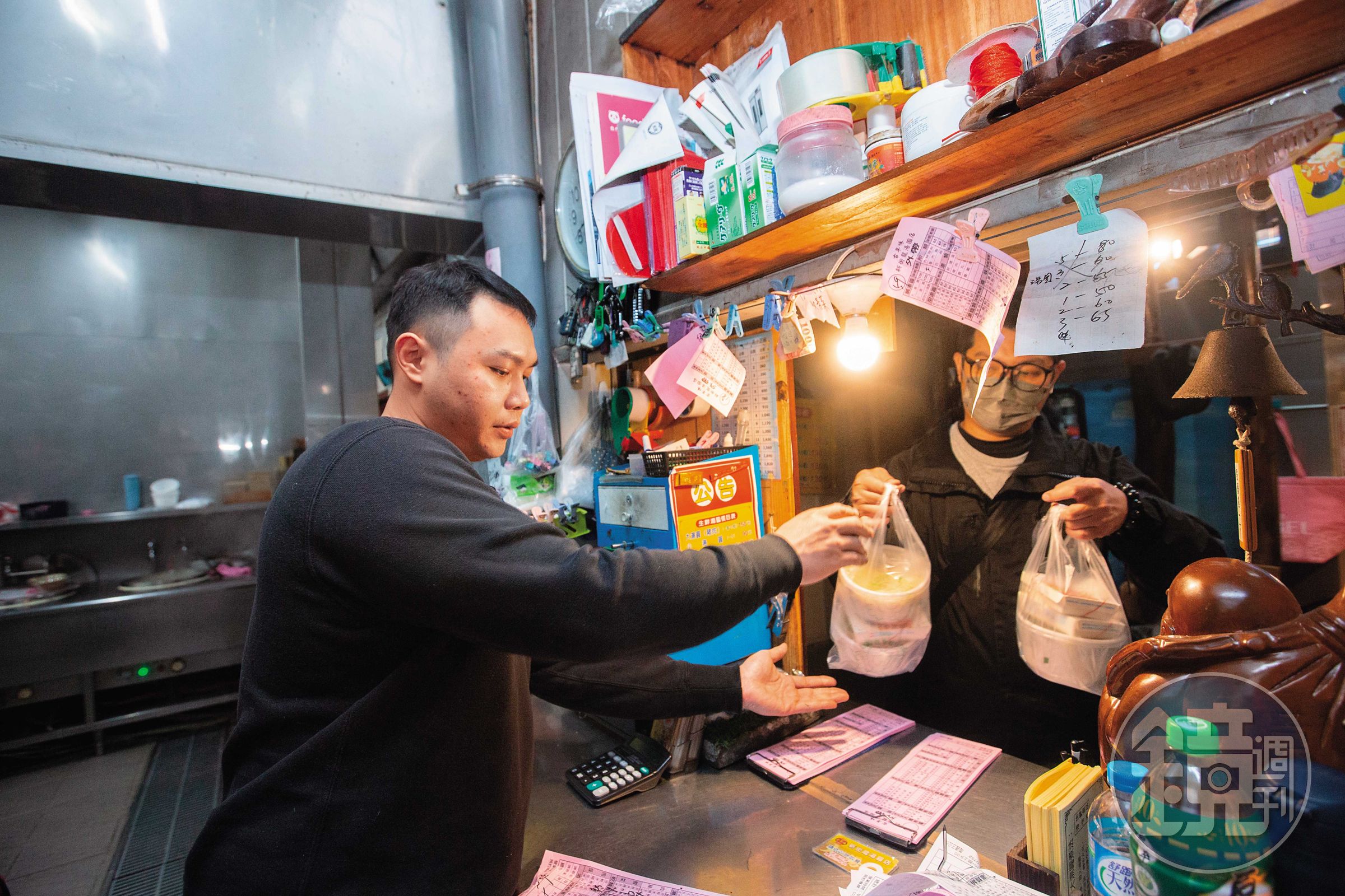 謝明宗次子謝汪翔（左）擔心父母過於勞累，退伍後就自願到店裡工作。