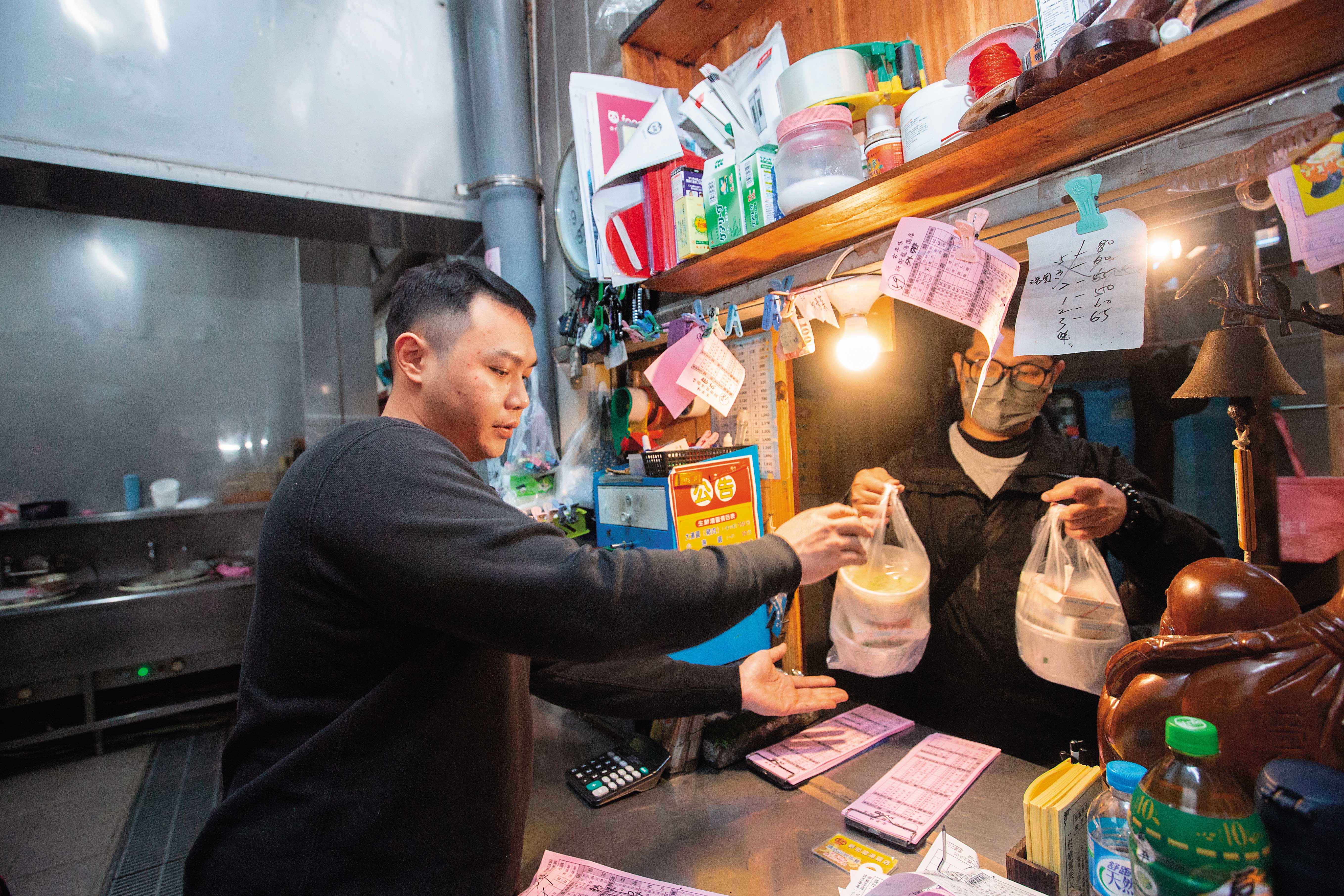 謝明宗次子謝汪翔(左)擔心父母過於勞累,退伍後就自願到店裡工作。