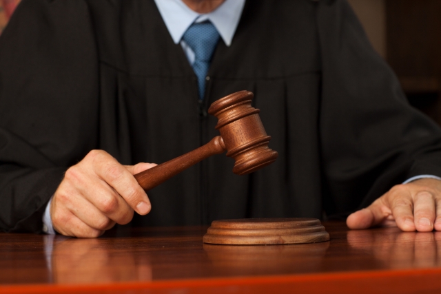 一名珠寶商欠債上千萬,為躲債竟假離婚脫產,最後法院裁定過戶無效。(示意圖,Pakutaso)