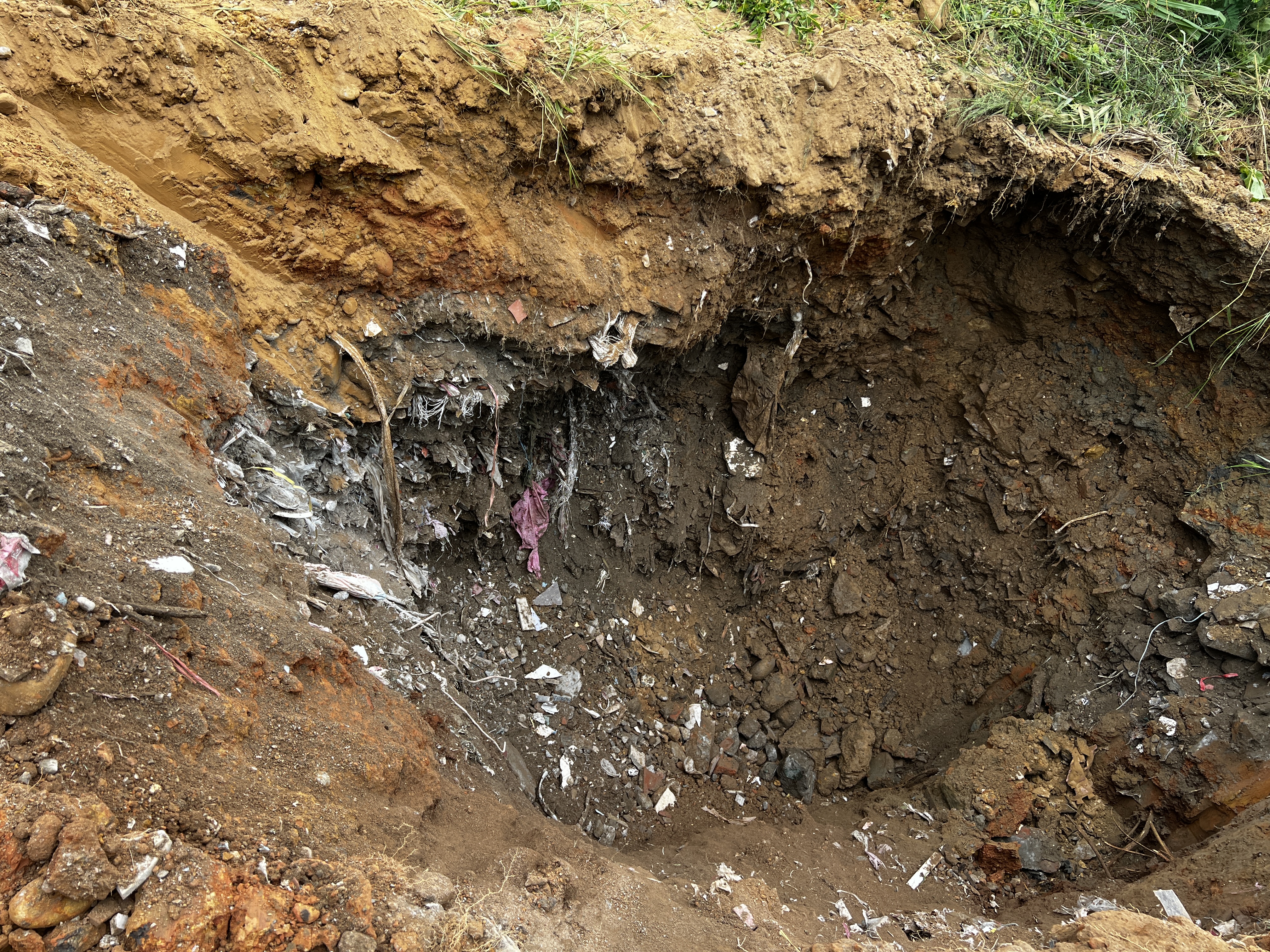 農地埋有垃圾、廢塑膠、廢鋼筋、鐵條、木材等大量營建廢棄物。(警方提供)