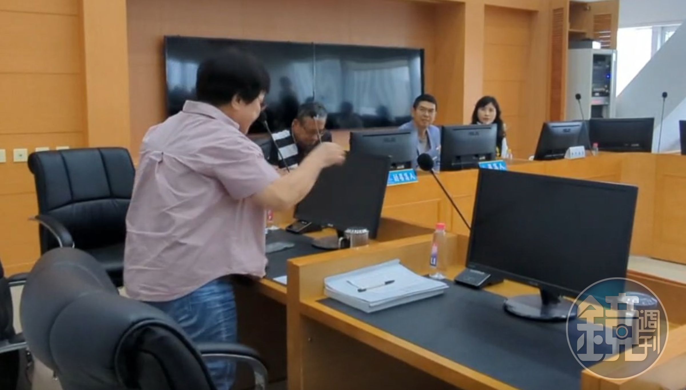 國民黨市議員張瀞分氣得起身拍桌。