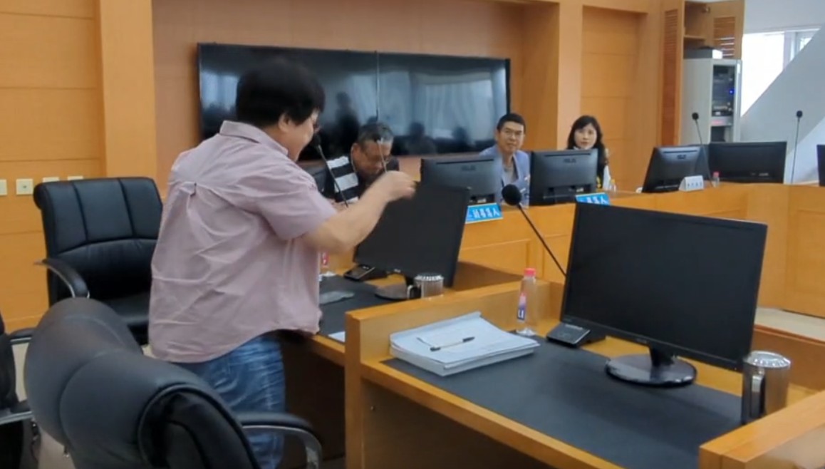 國民黨市議員張瀞分氣得起身拍桌。