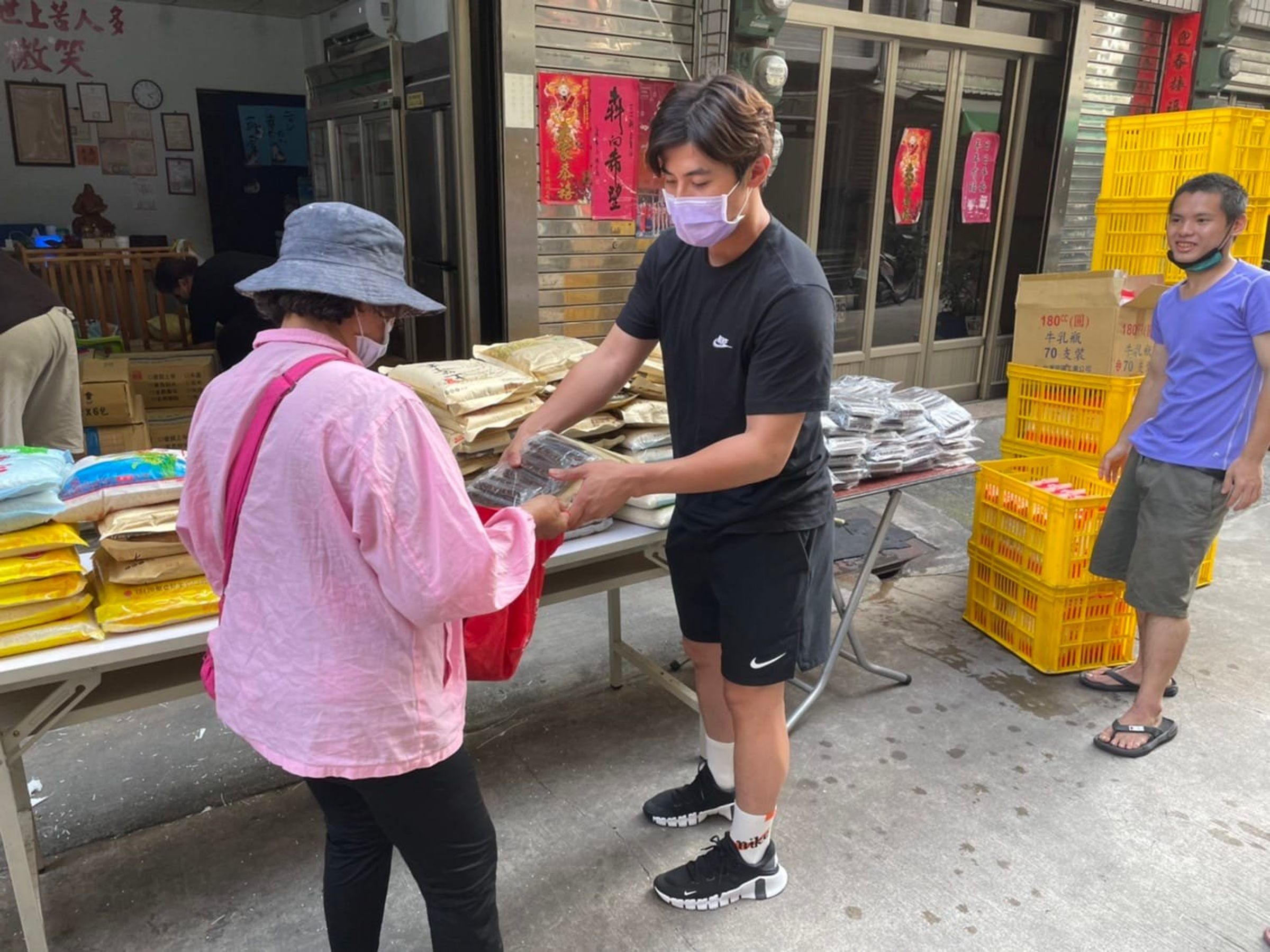 陳傑憲曾利用放假時間到母親黃淑娟的微笑慈善會協助發放物資。（翻測自臉書高雄市微笑慈善會）