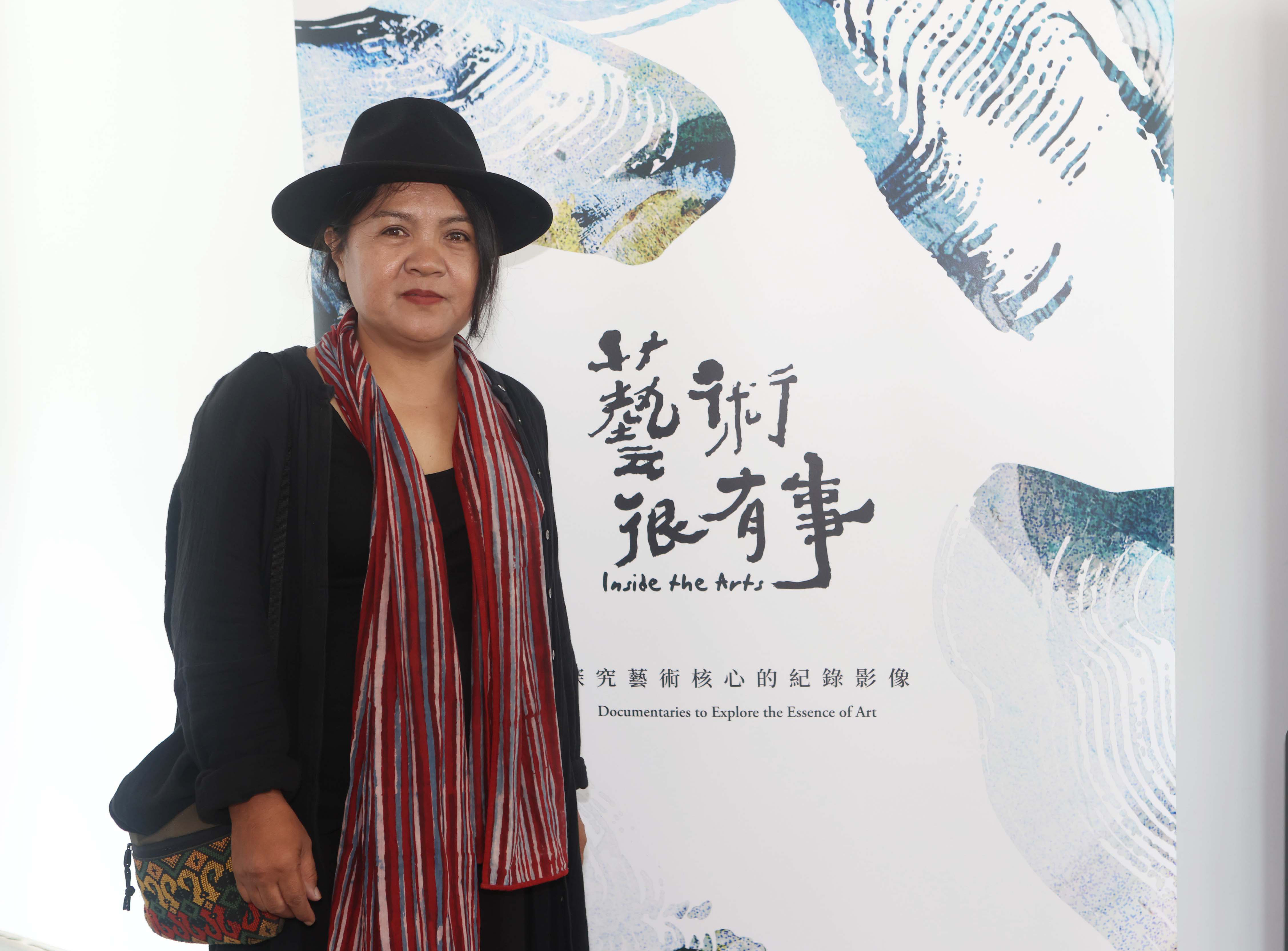 藝術家安聖惠滿懷期待來看紀錄片《安聖惠，翻山越嶺的追尋》。（公視提供）