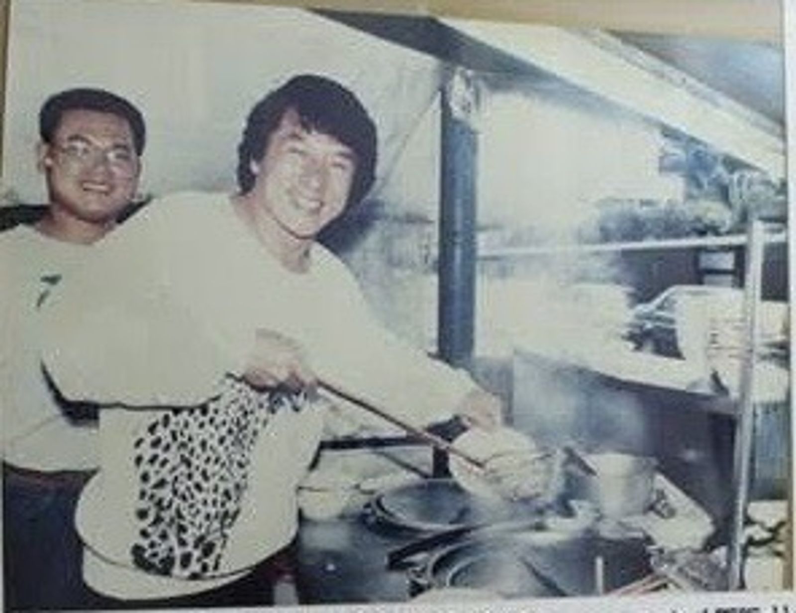 1990年代「高雄五福扁食」經常冠蓋雲集,除了大官商賈,也是港星的最愛。成龍只要訪台,幾乎都來報到,成龍身後是當年才30出頭的林進泰。(林進泰提供)
