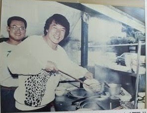 1990年代「高雄五福扁食」經常冠蓋雲集,除了大官商賈,也是港星的最愛。成龍只要訪台,幾乎都來報到,成龍身後是當年才30出頭的林進泰。(林進泰提供)