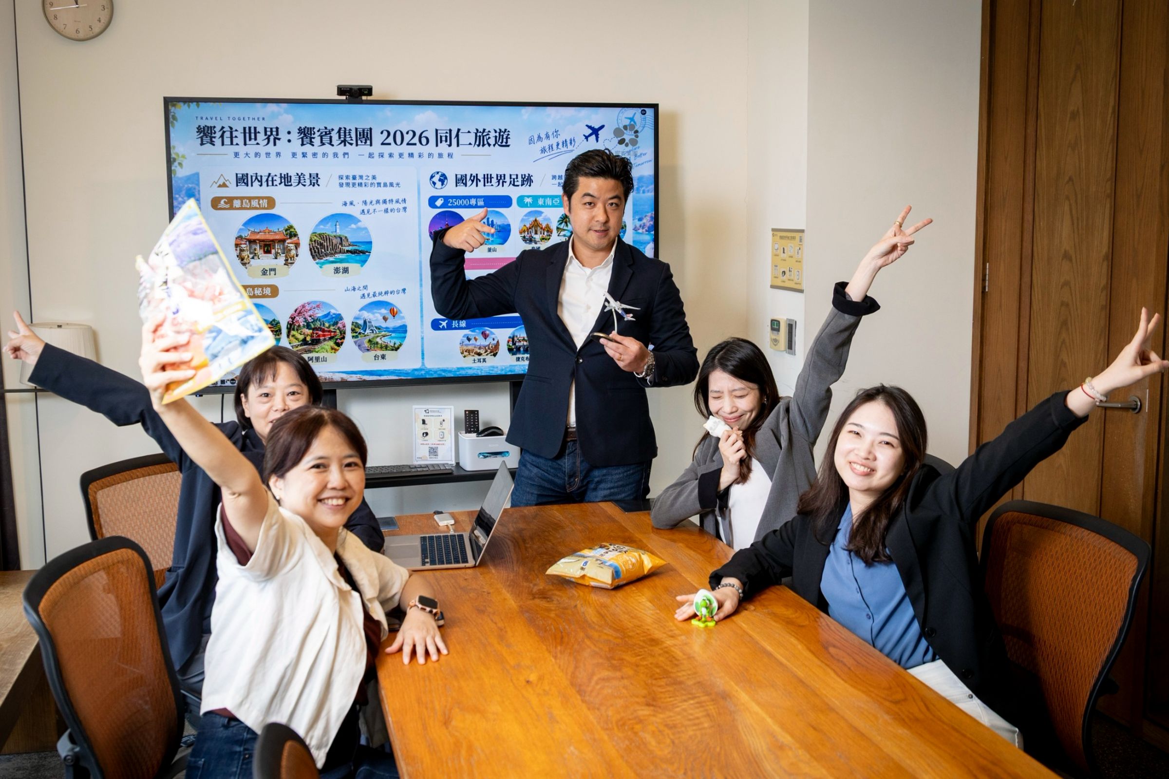 饗賓集團人才發展本部執行副總周志豪與同事分享,今年員工旅遊的安排計畫。(攝影組)