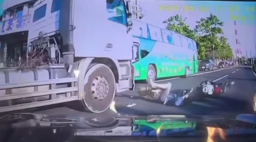 高雄市茄萣區昨天有輛曳引車逆向撞傷機車騎士，車上駕駛未下車察看，隨後還駕車逃逸。（翻攝畫面）