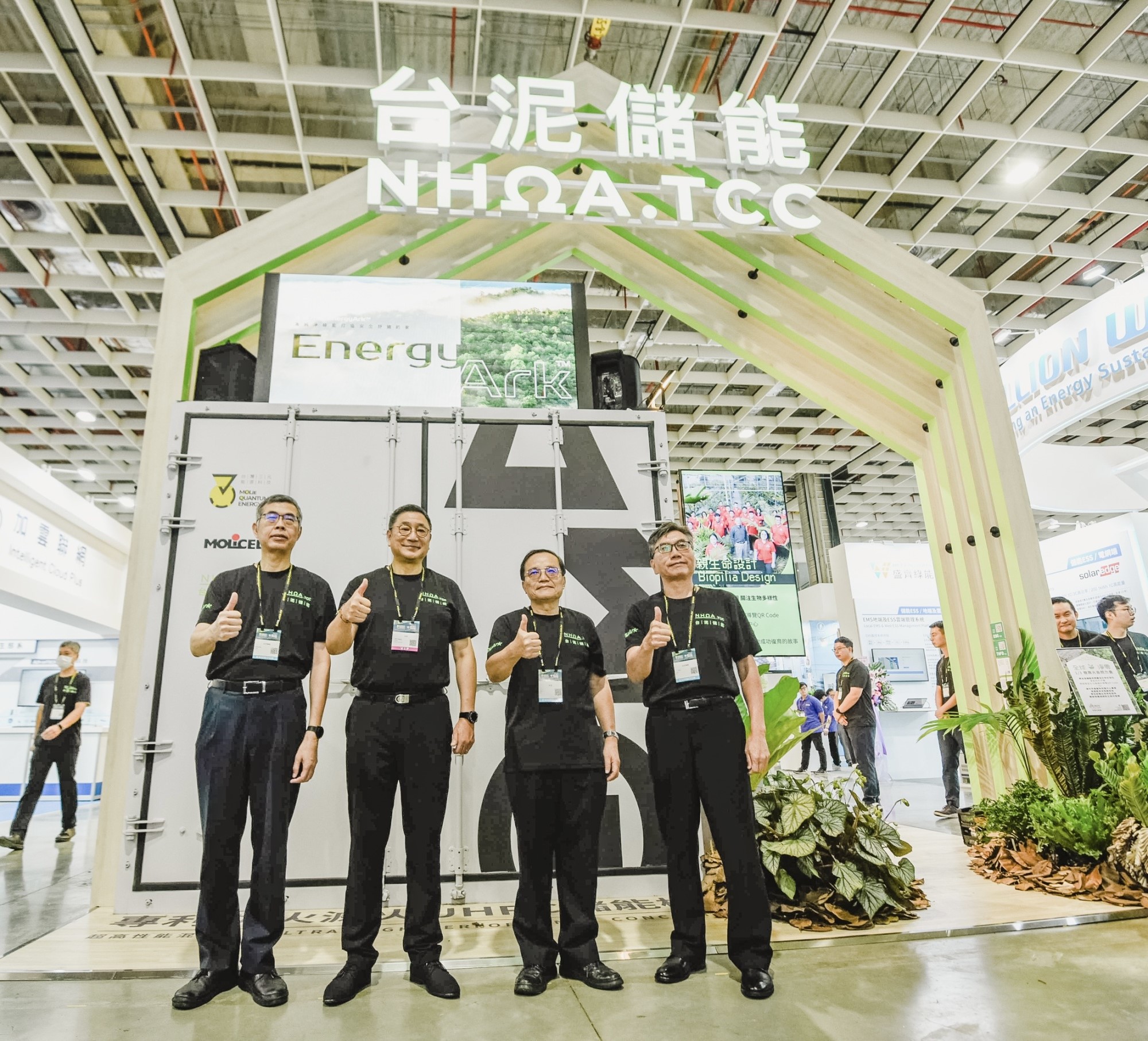 表後儲能雖占全球儲能市場僅2至3成，分析師認為這塊市場需求成長最快，連台灣業者也看好；圖為台泥儲能開發超高性能混凝土儲能櫃EnergyArk。（翻攝自nhoatcc官網）