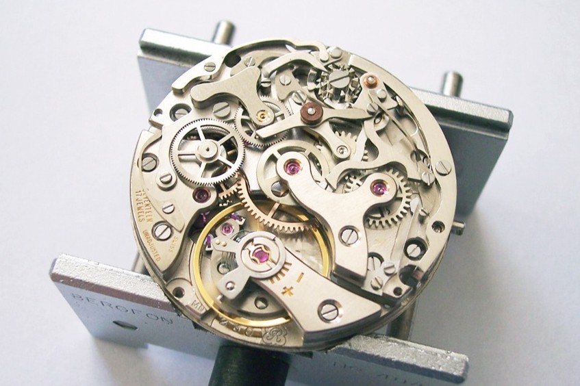 Valjoux 230 手上鍊計時機芯，具備飛返功能與導柱輪結構，為 Heuer Bundeswehr 1550 SG 等西德飛行員錶所採用的關鍵核心。