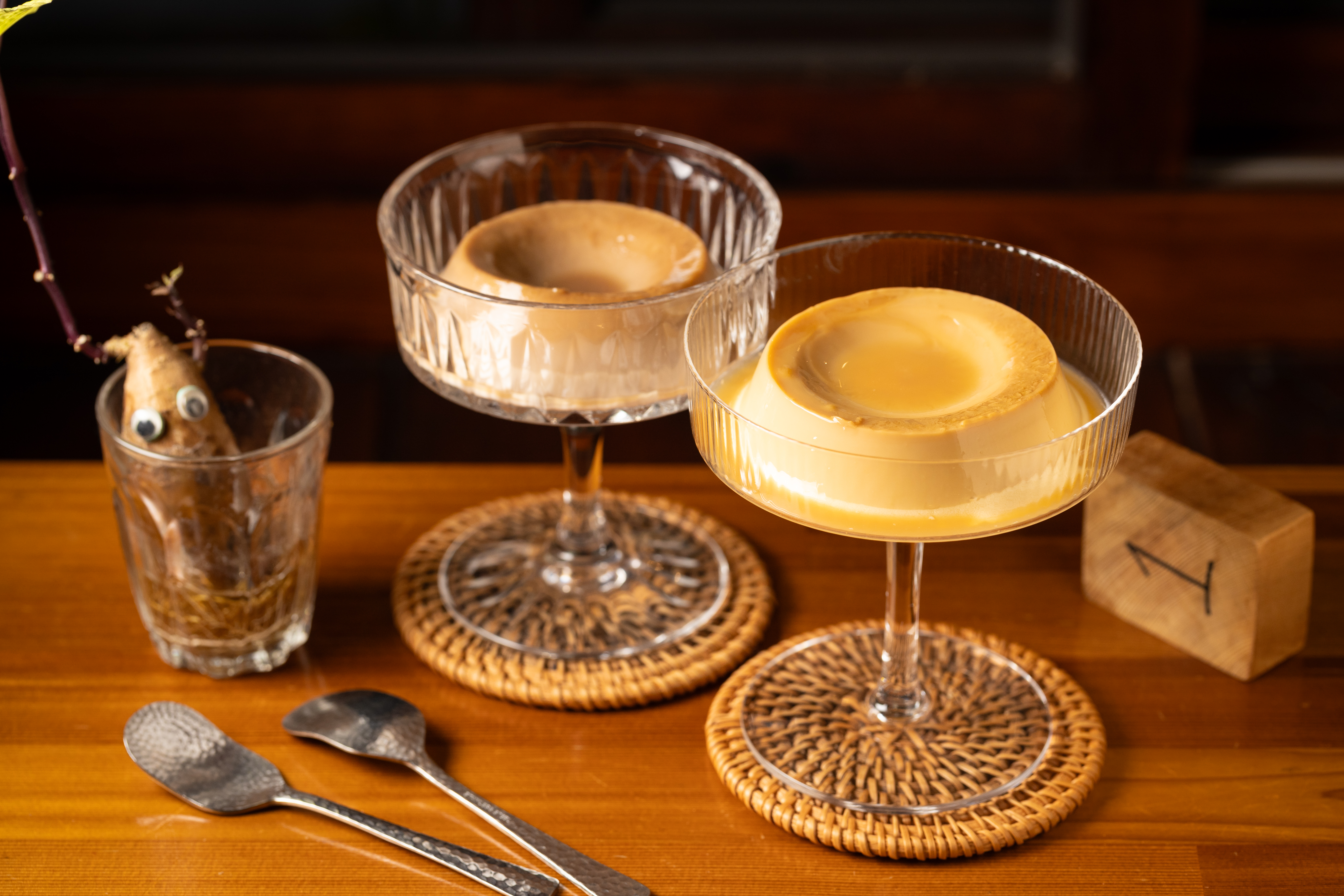 不加一滴水的「福得生活布蕾」共有5種口味，分別為地瓜酒（前）、紫地瓜（後）、雞蛋、咖啡、可可。（內用皆90元／杯，外帶組合370元／8入）