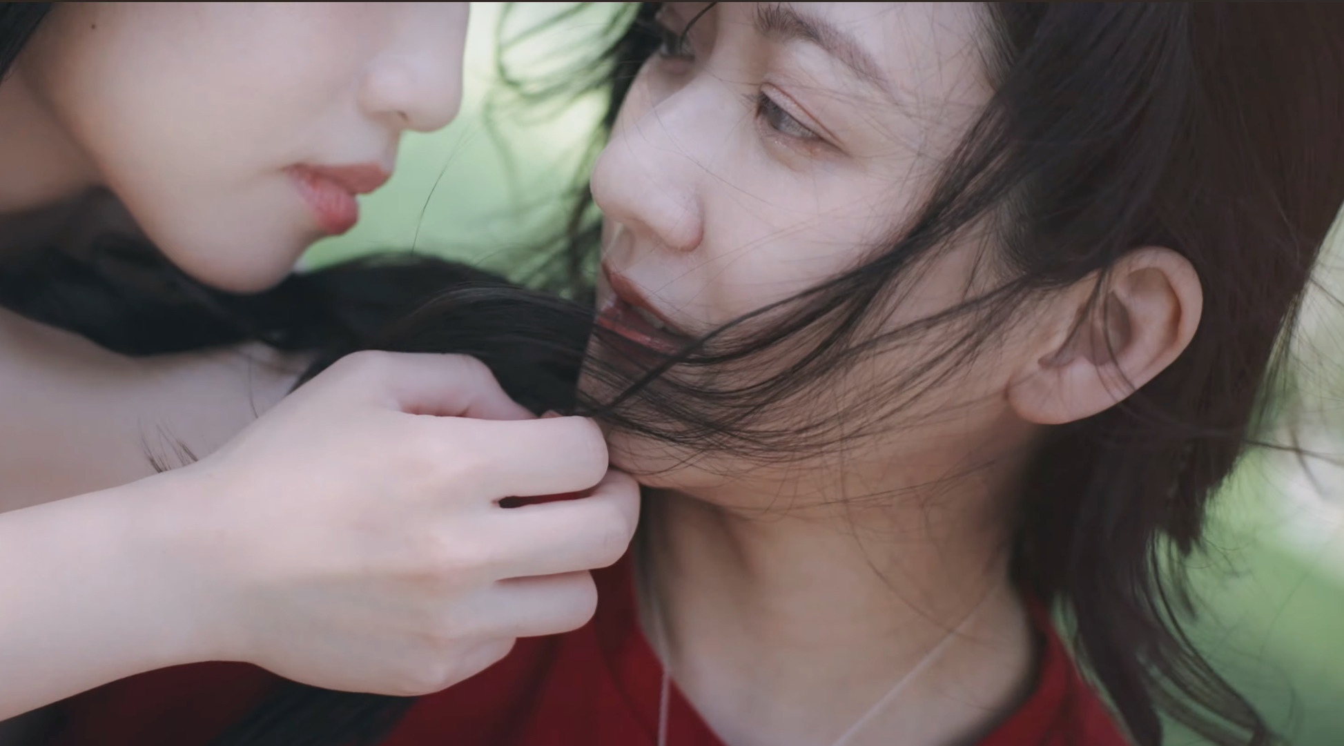 林逸欣在新歌〈Shara〉MV挑戰同性曖昧的情感。（欣宇宙音樂提供）