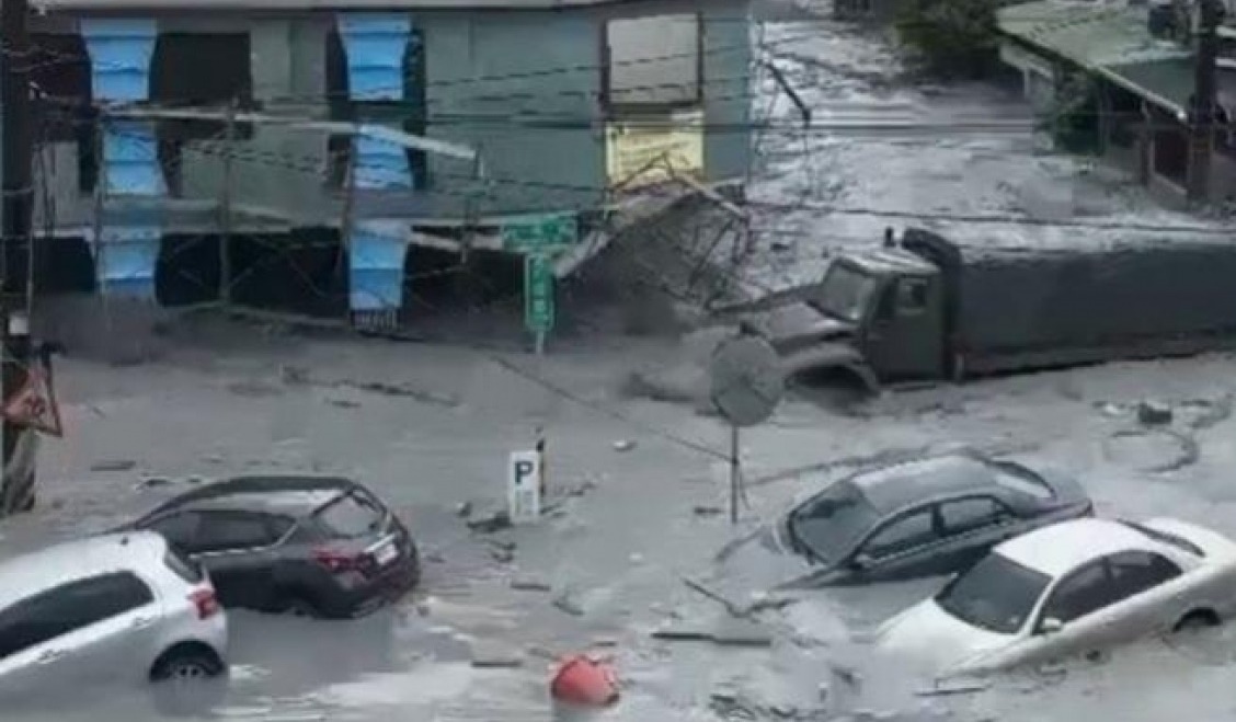強颱樺加沙夾帶雨勢，導致花蓮縣馬太鞍溪堰塞湖23日溢流，下游光復鄉災情慘重。（翻攝畫面）