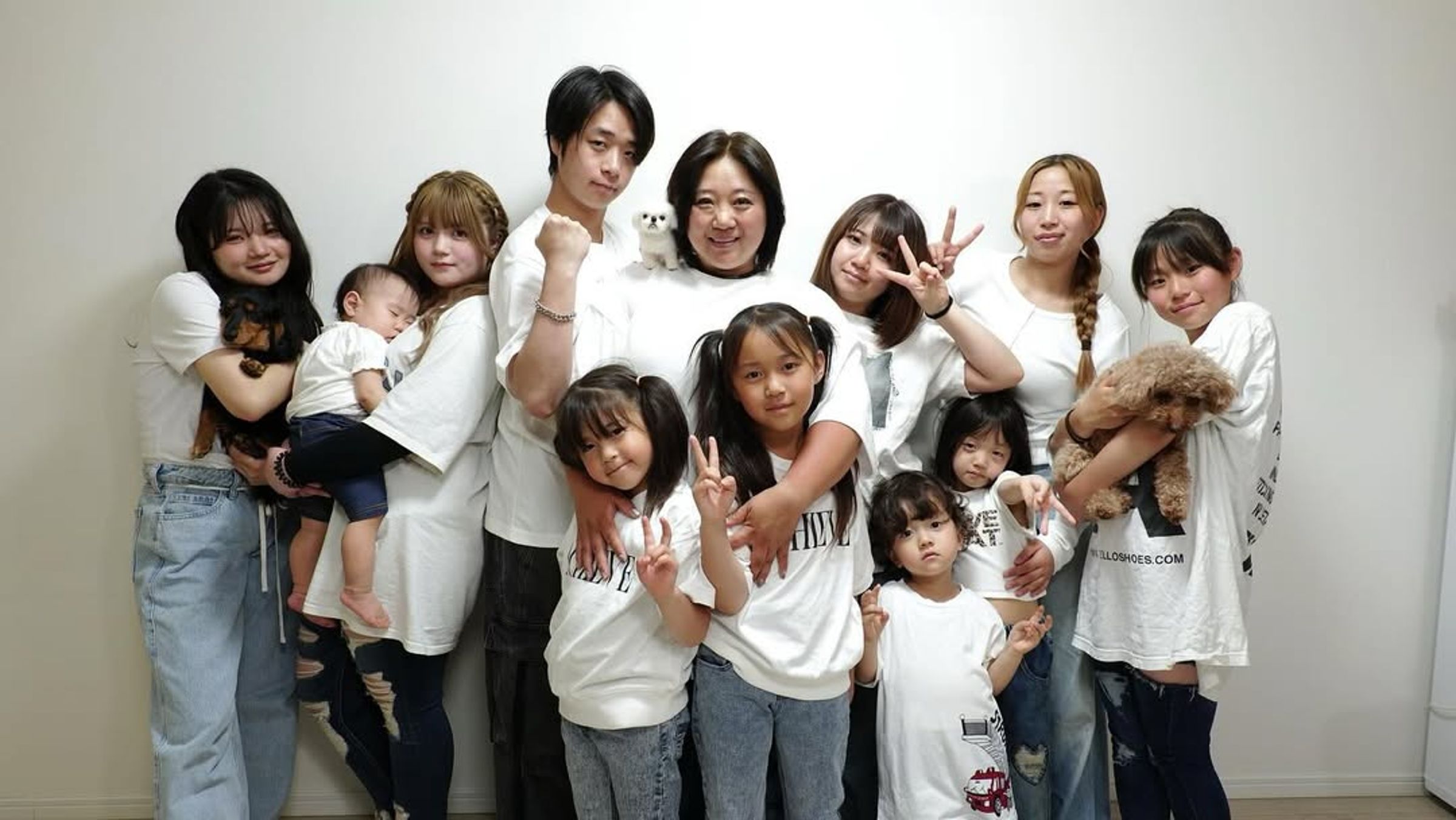 美奈子和她8個孩子以及3個孫子留下大家族合照。(翻攝自美奈子IG)