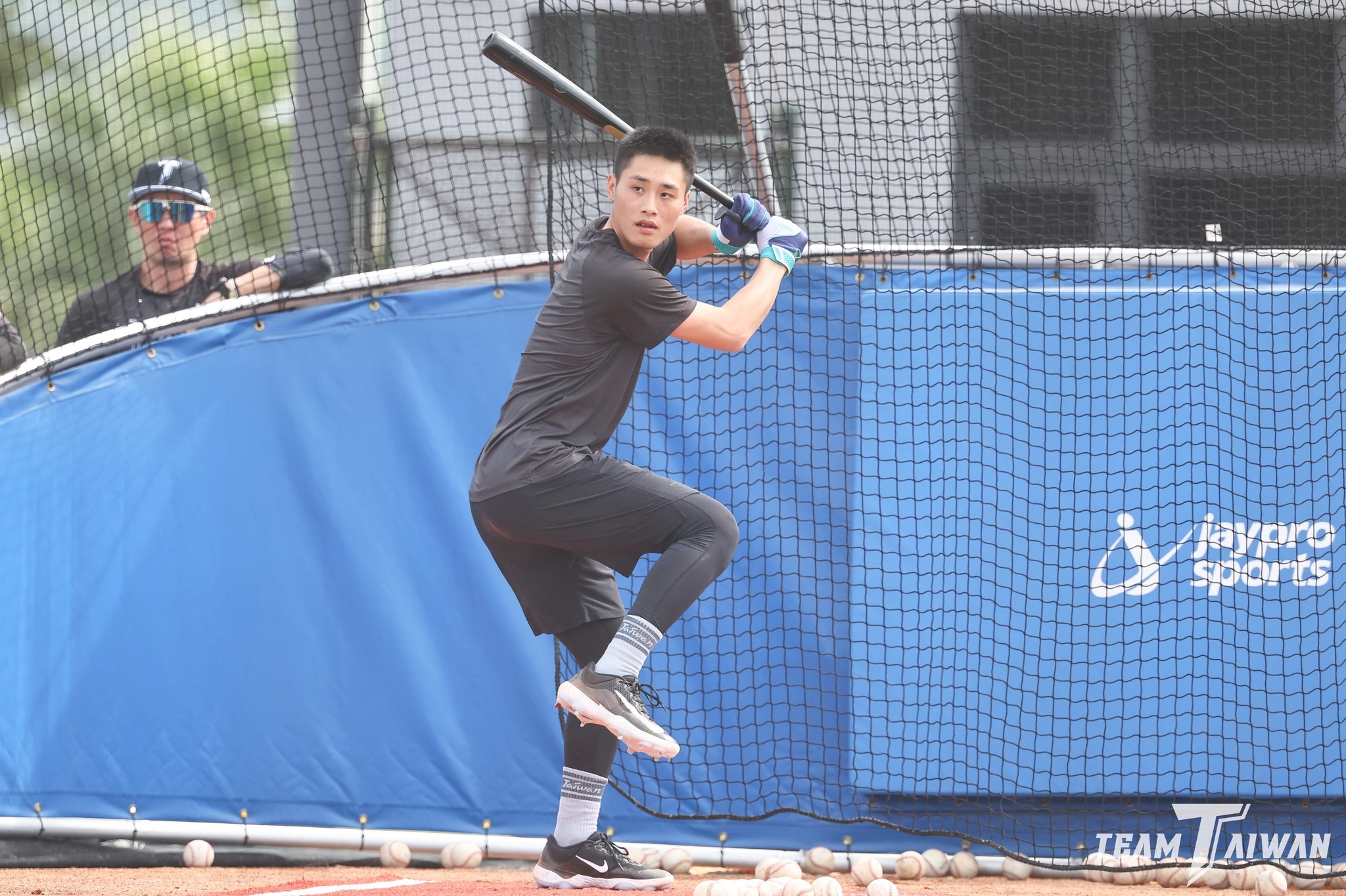 內野好手李灝宇側腹緊繃，中職會長蔡其昌證實，已緊急聯繫味全龍隊內野手張政禹飛往東京會合待命。（翻攝自CPBL臉書）